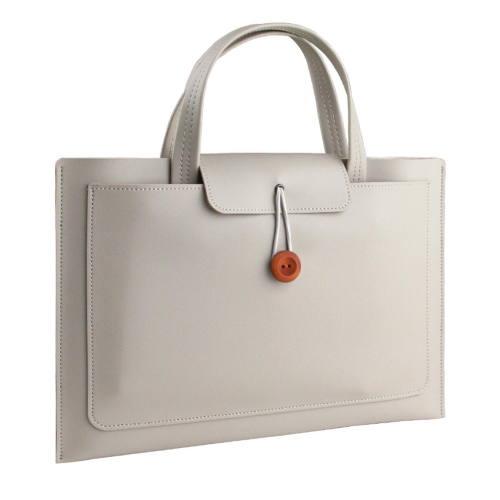 Hellgraue Lederhandtasche mit Fronttasche und Holzknopfverschluss.