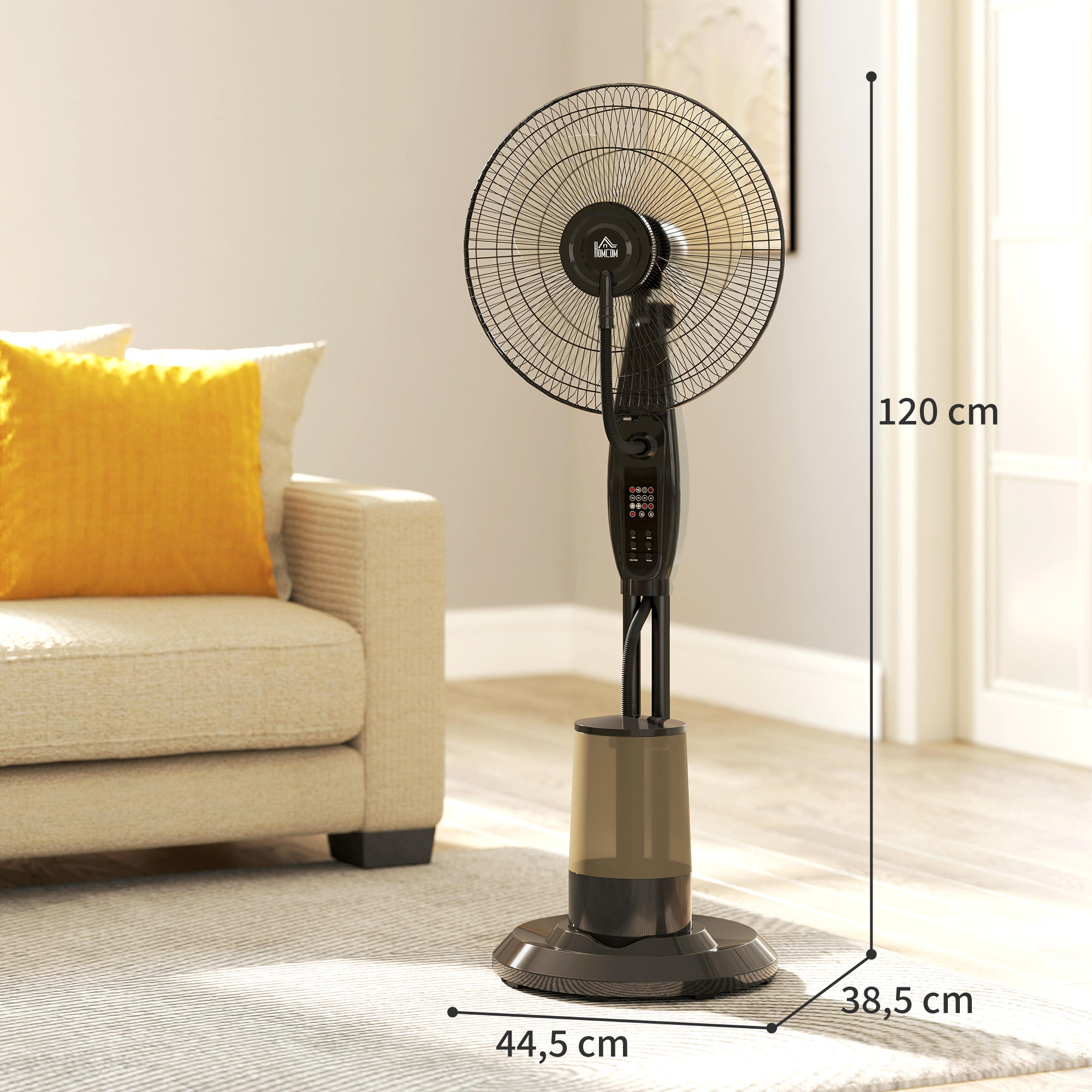 Un ventilador de pie negro sobre una alfombra en una habitación luminosa.
