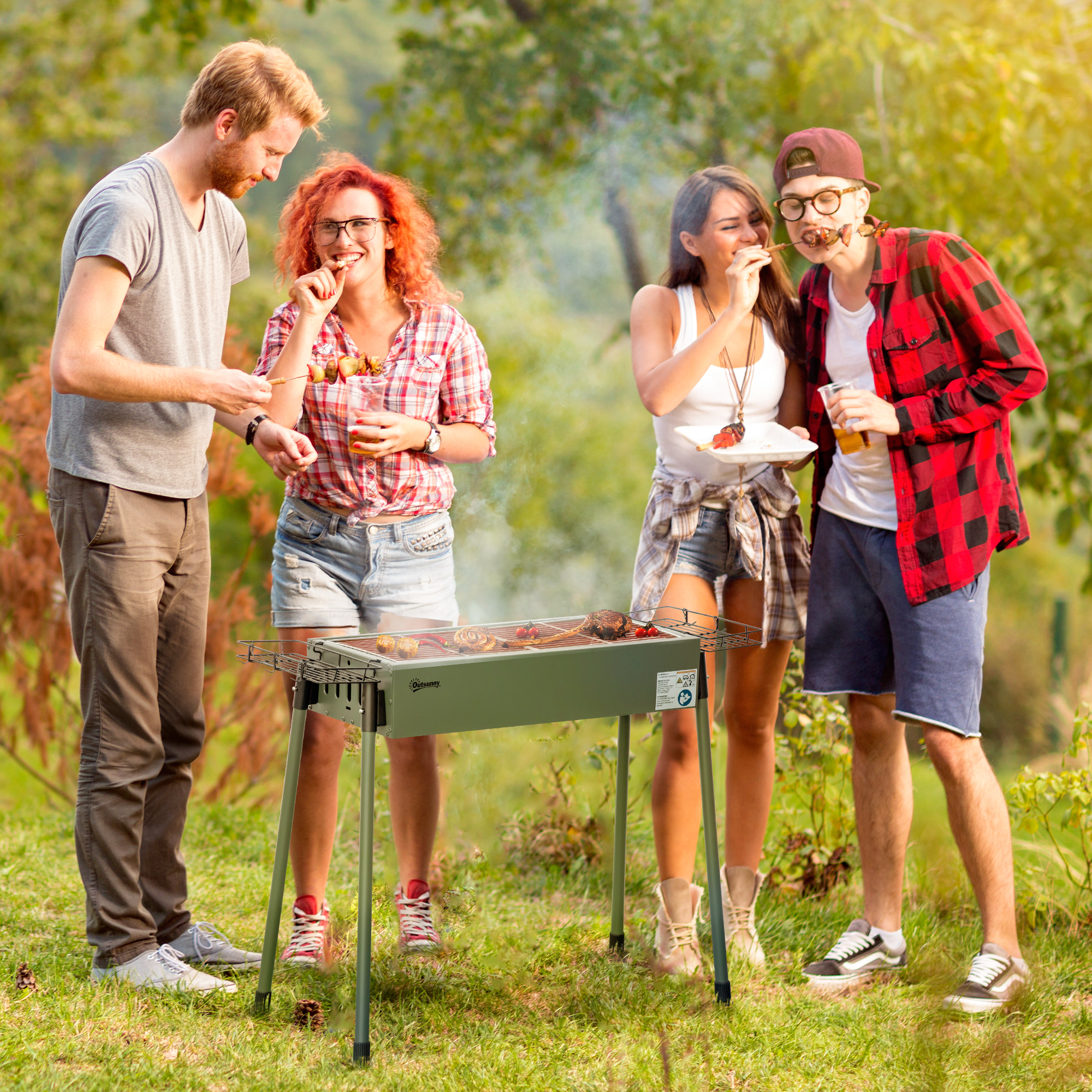 Un grupo de personas disfrutando de una barbacoa al aire libre, comiendo y riendo.
