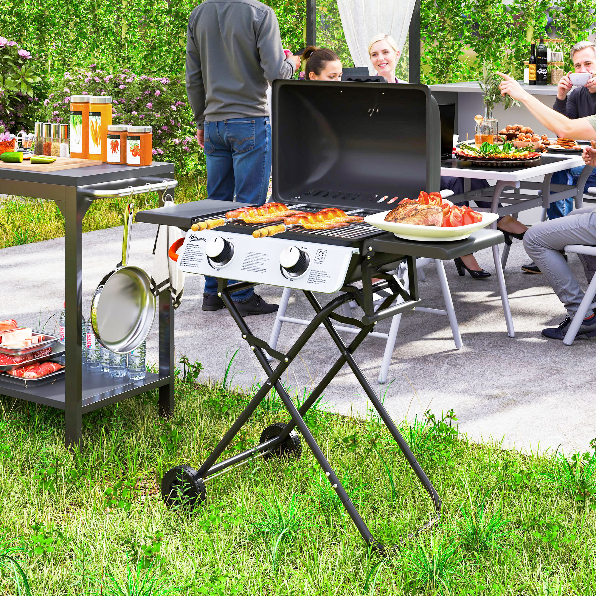 Un barbecue con un maestro del grill sullo sfondo con persone che mangiano, in un'area erbosa.