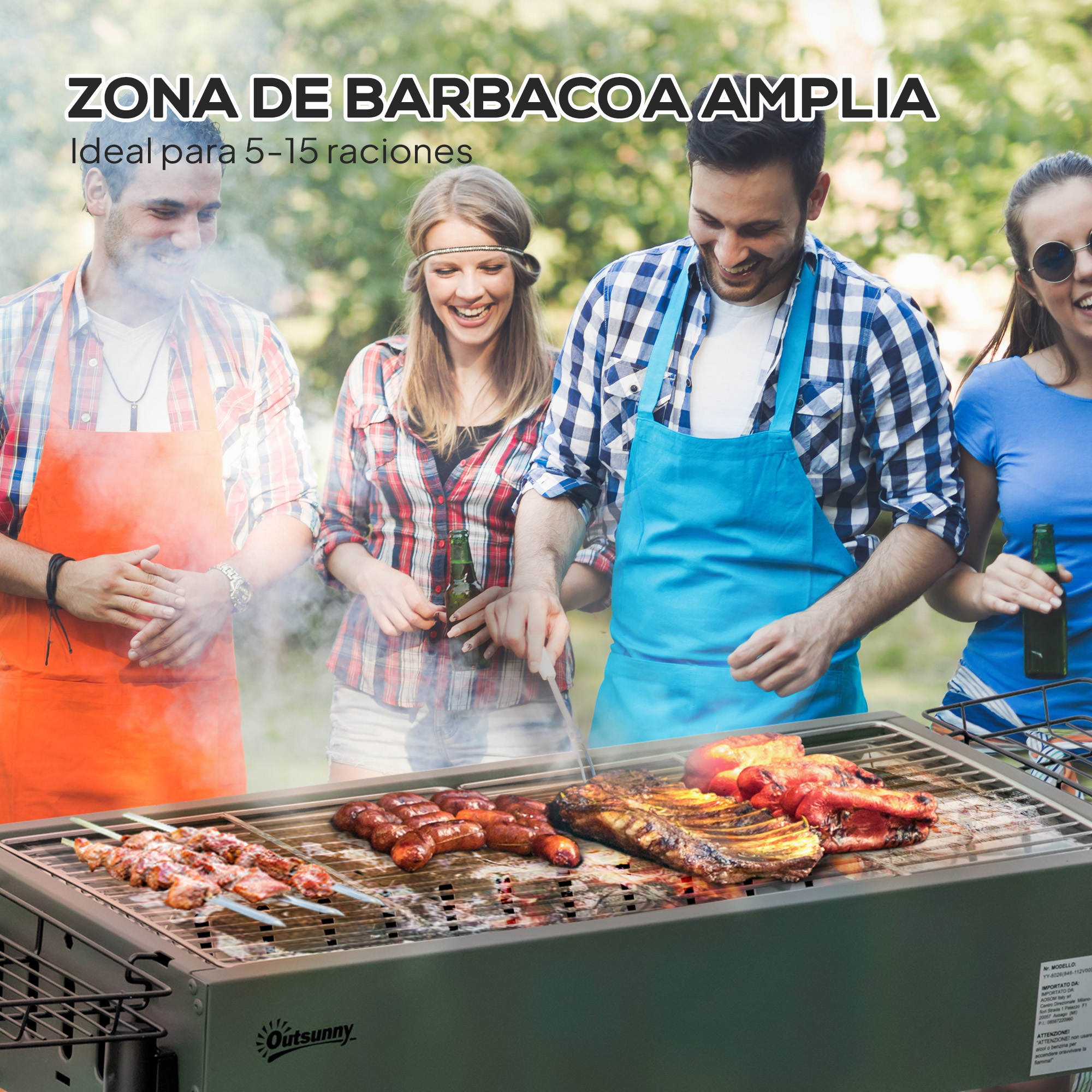 Grupo de personas asando comida en una barbacoa. Algunos sostienen bebidas.