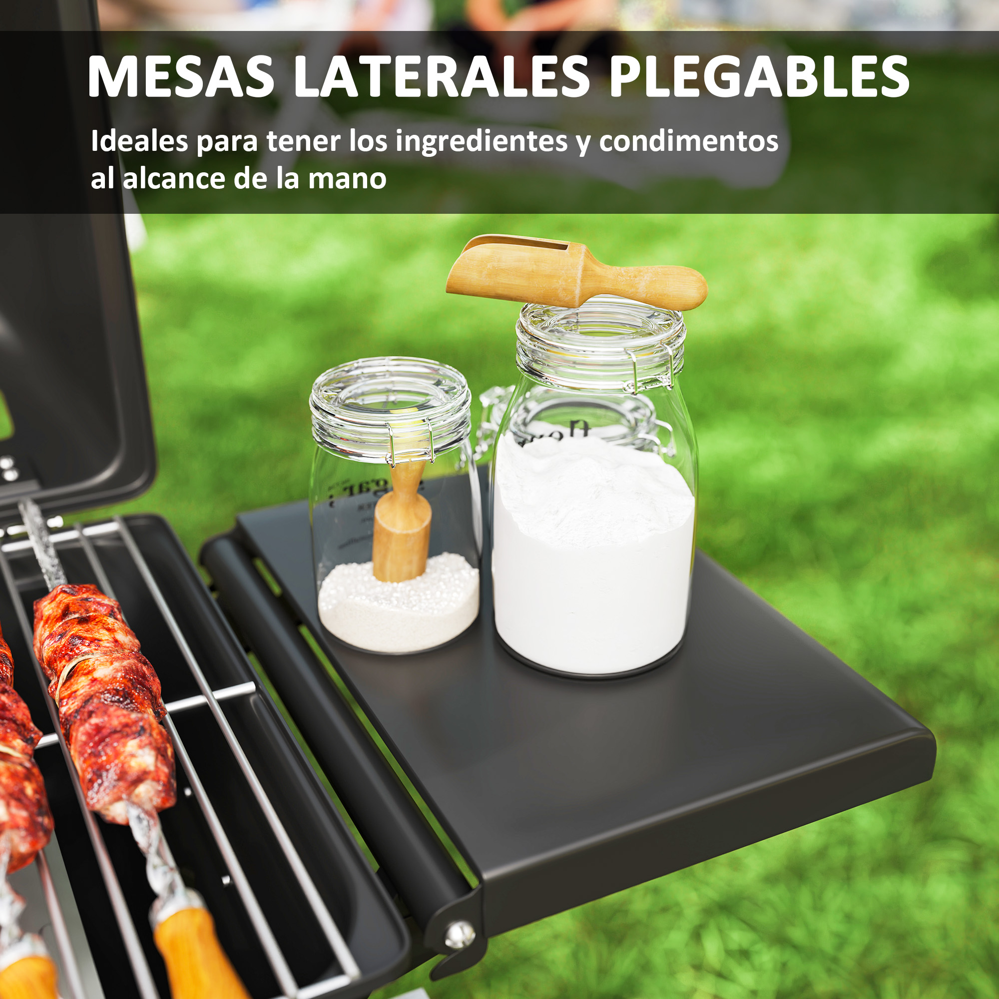 Primer plano de una barbacoa con mesas laterales que contienen ingredientes y condimentos.
