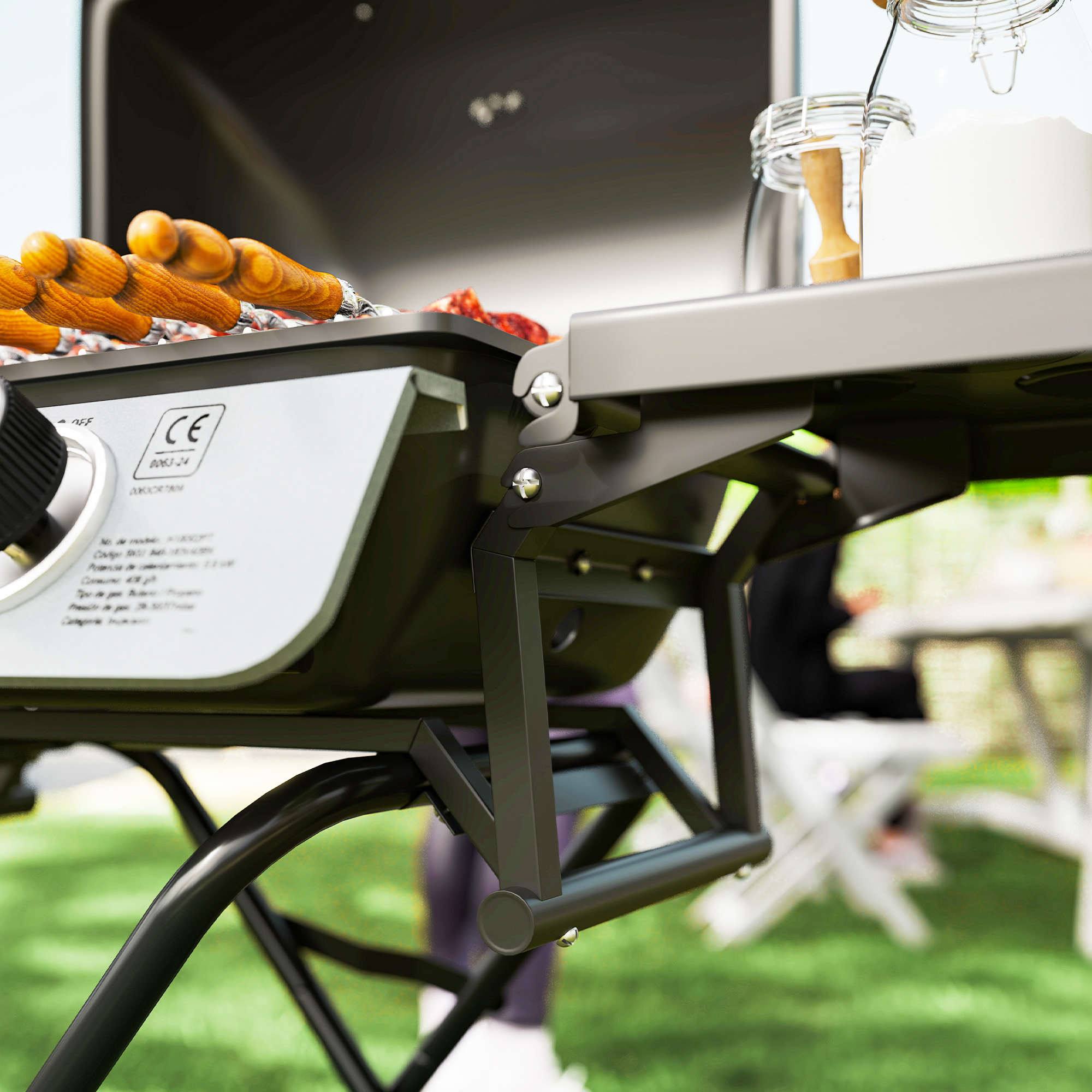 Primo piano di un piccolo grill all'aperto con elementi di cottura. Il grill è nero.