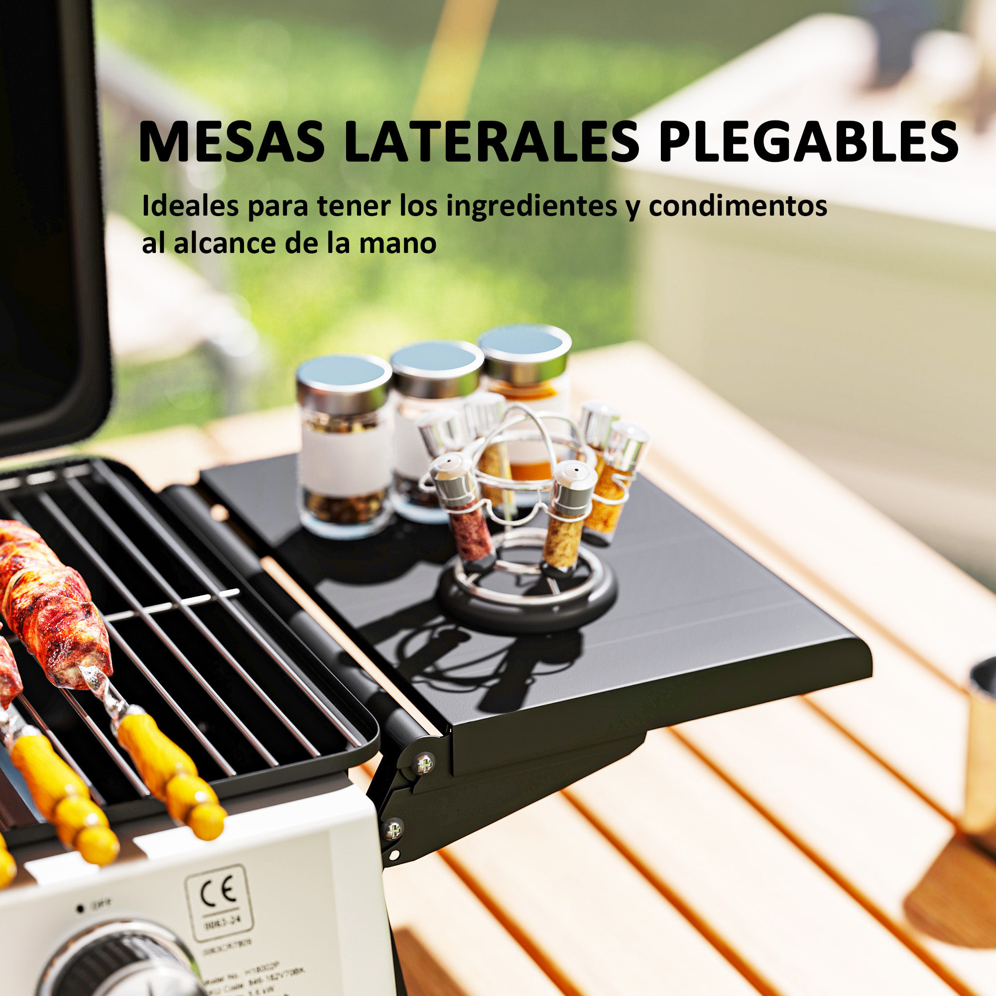 Mesas laterales plegables con condimentos y brochetas en una parrilla. Texto: MESAS LATERALES PLEGABLES.
