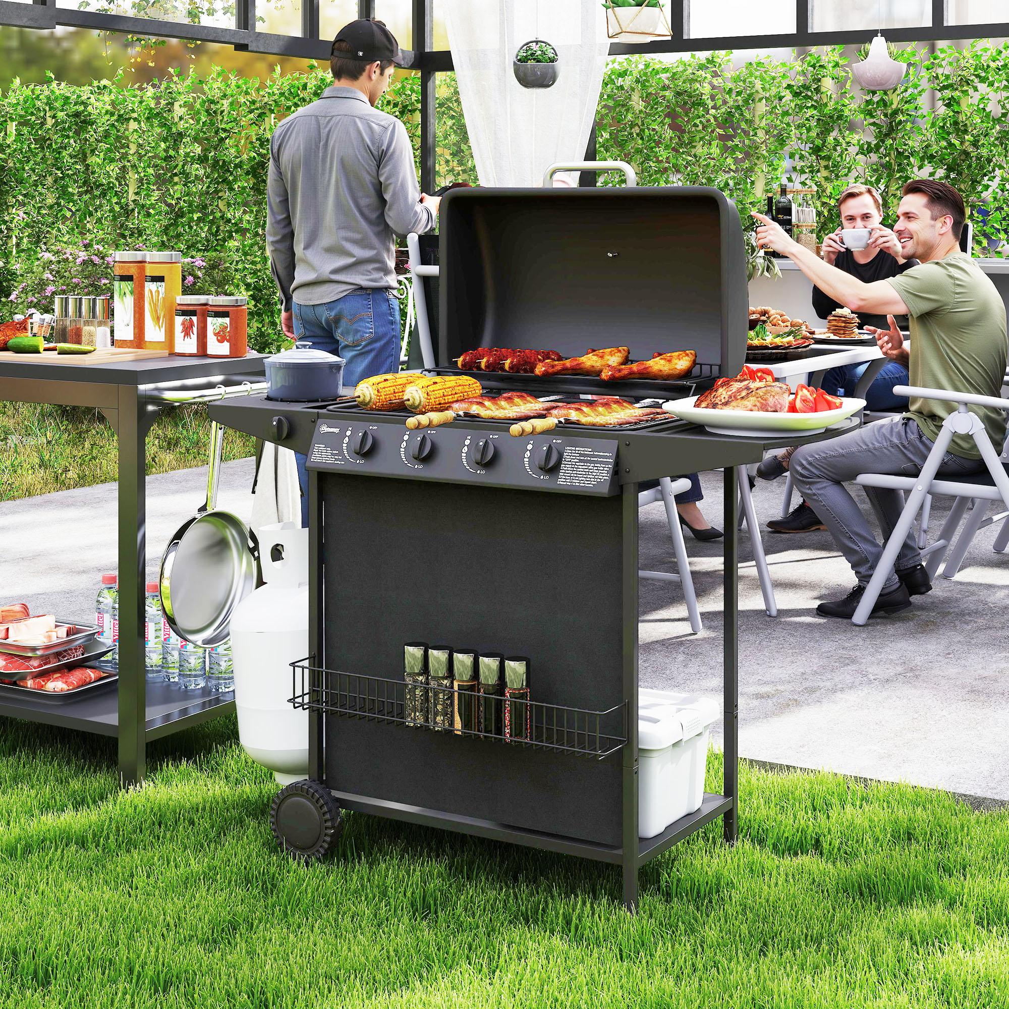 Scena barbecue con cibo sulla griglia, persone e bombola di propano su prato verde.
