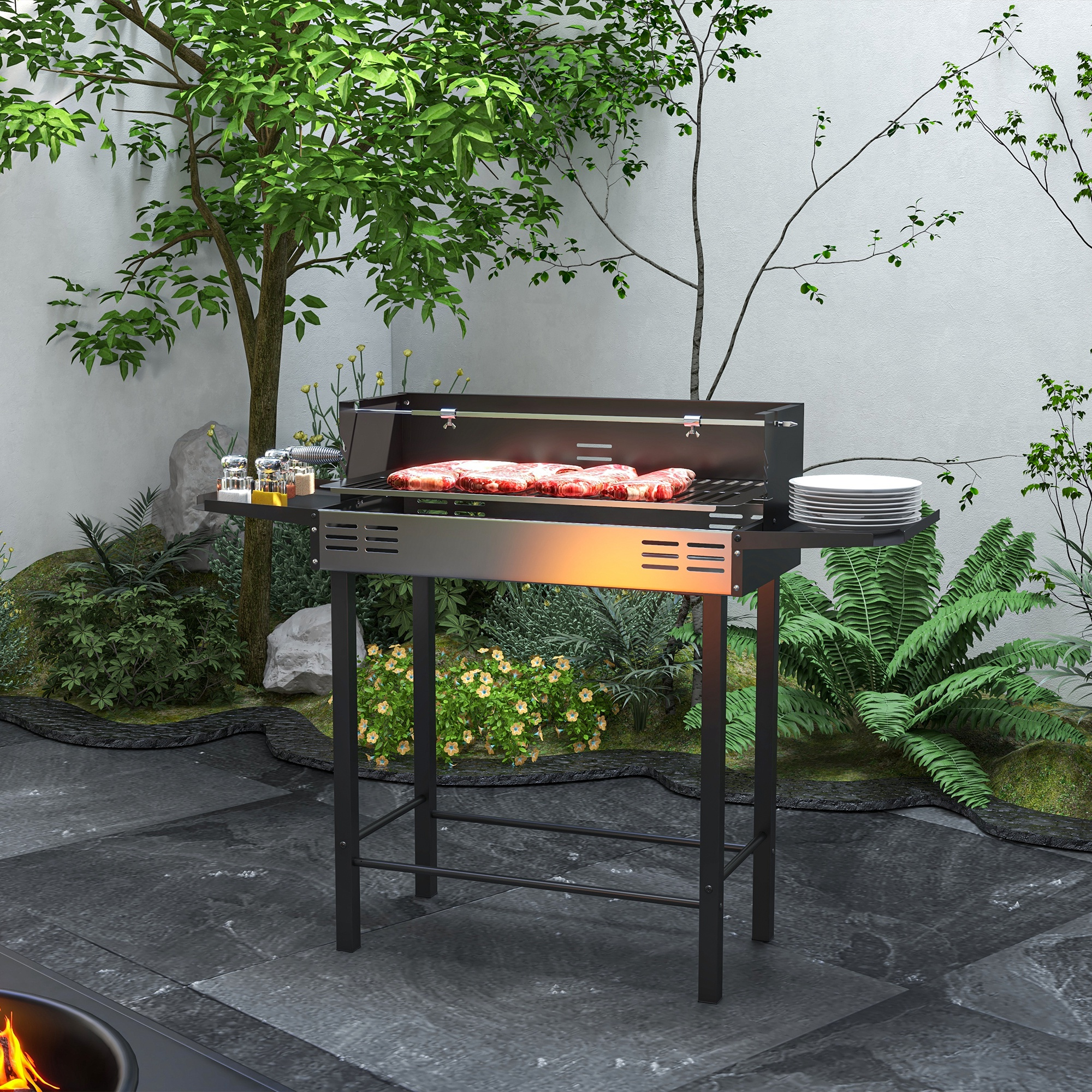 Un barbecue con bistecche, piatti e condimenti su un tavolo. Un albero verde e altre piante sullo sfondo.