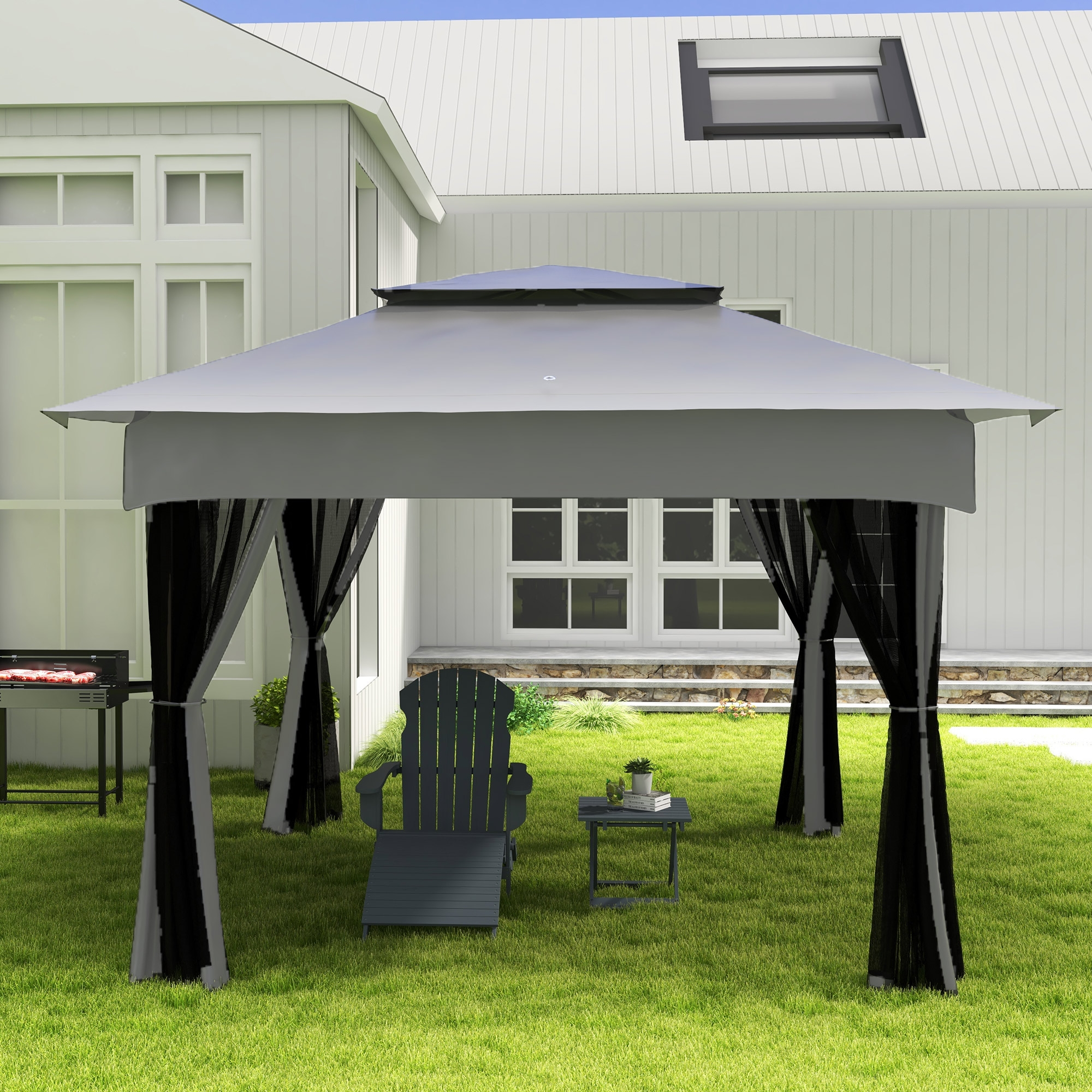 Gazebo in un cortile verde. Un gazebo con tende, una sedia e un tavolo sull'erba con una casa bianca sullo sfondo.