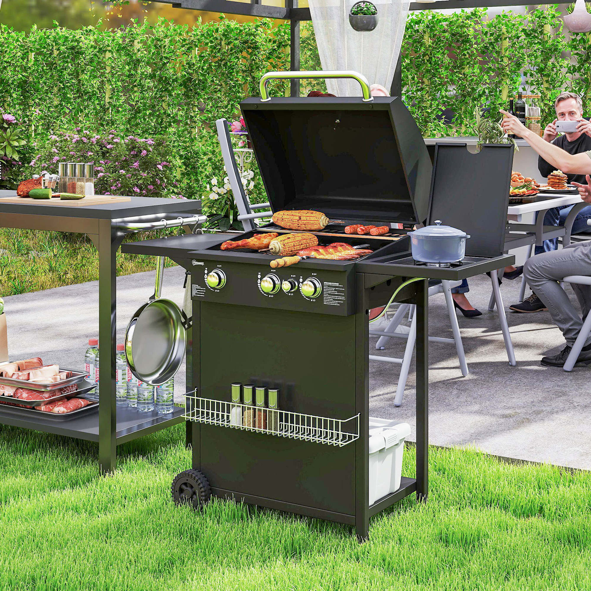 Una parrilla negra con comida y una mesa, con gente al fondo.