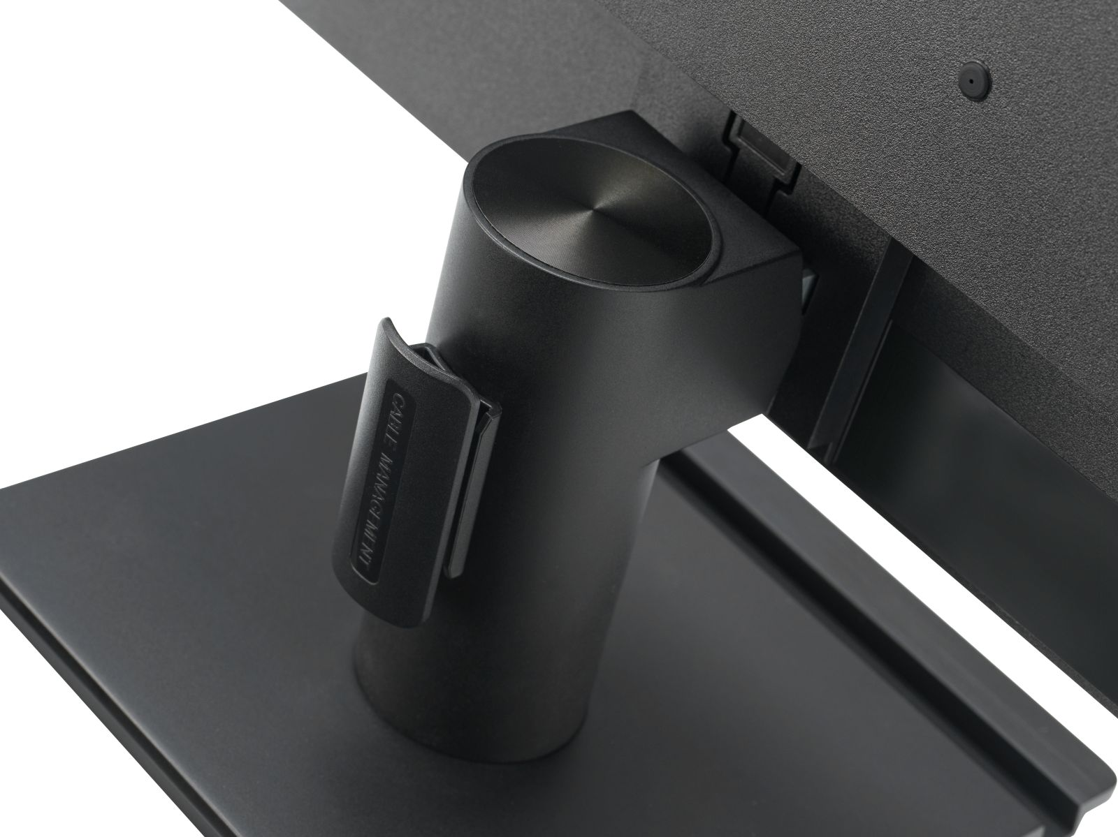 Zbliżenie czarnej podstawy monitora ze szczegółami zarządzania kablami na białym tle.