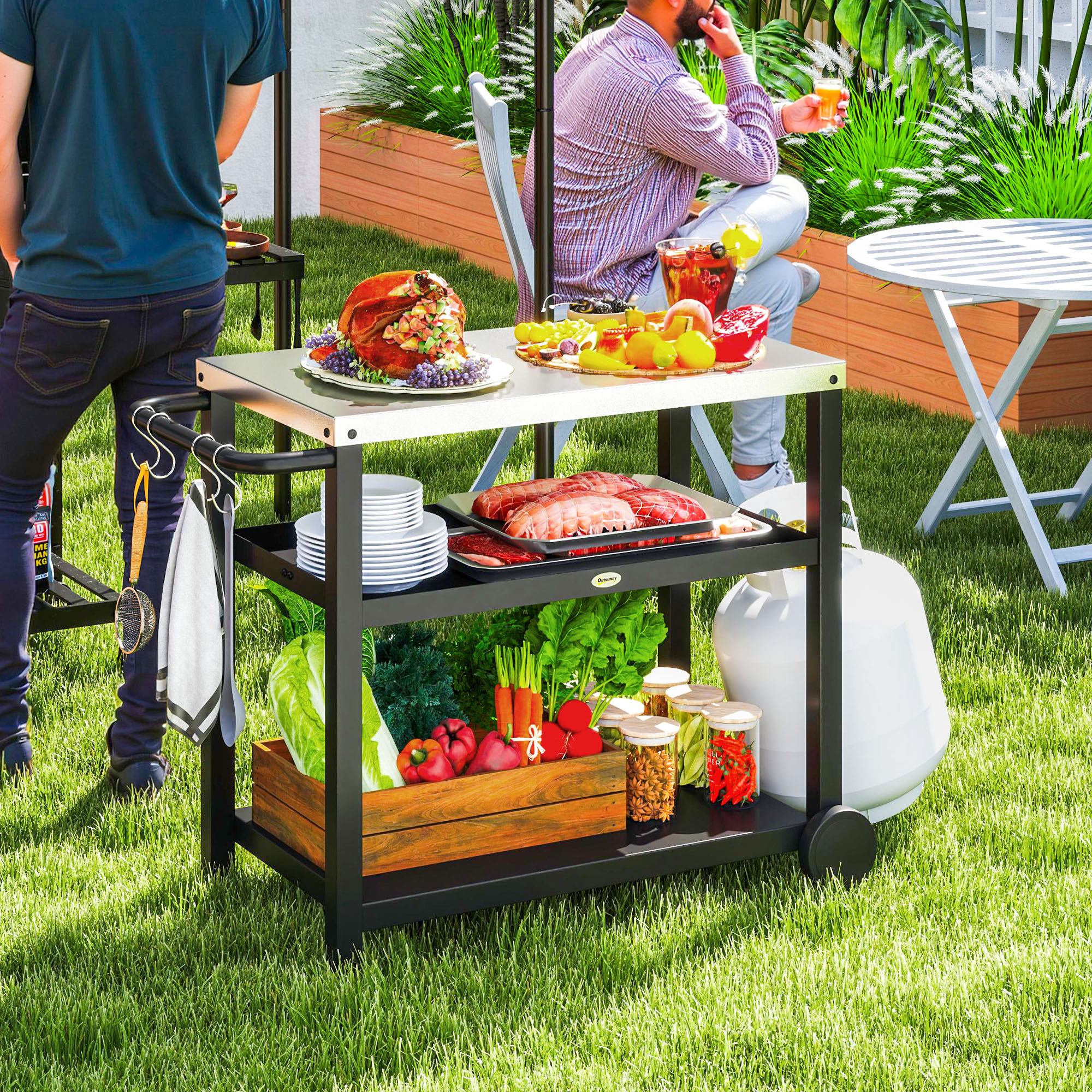 Escena al aire libre. Una persona está asando a la parrilla. Mesa con comida, una parrilla y un tanque de propano son visibles.
