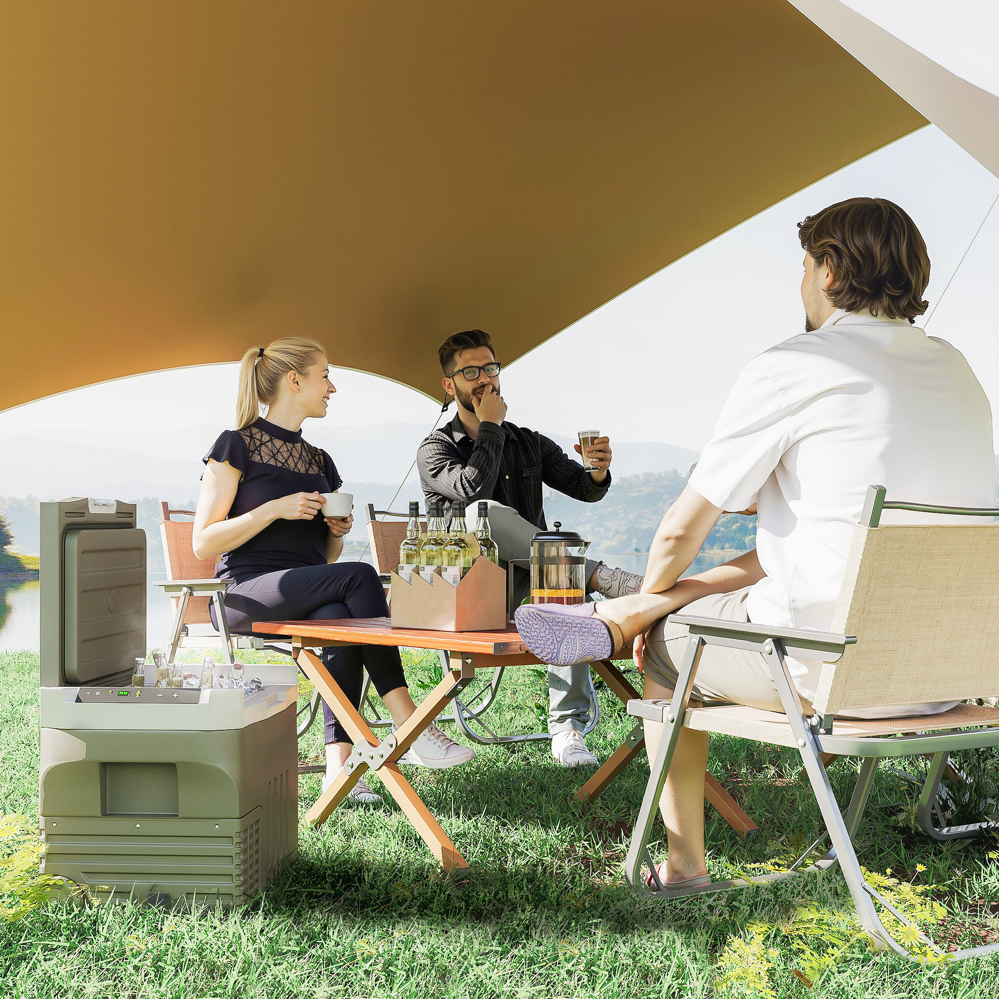 Tres personas sentadas en una mesa al aire libre, con una nevera y bebidas.