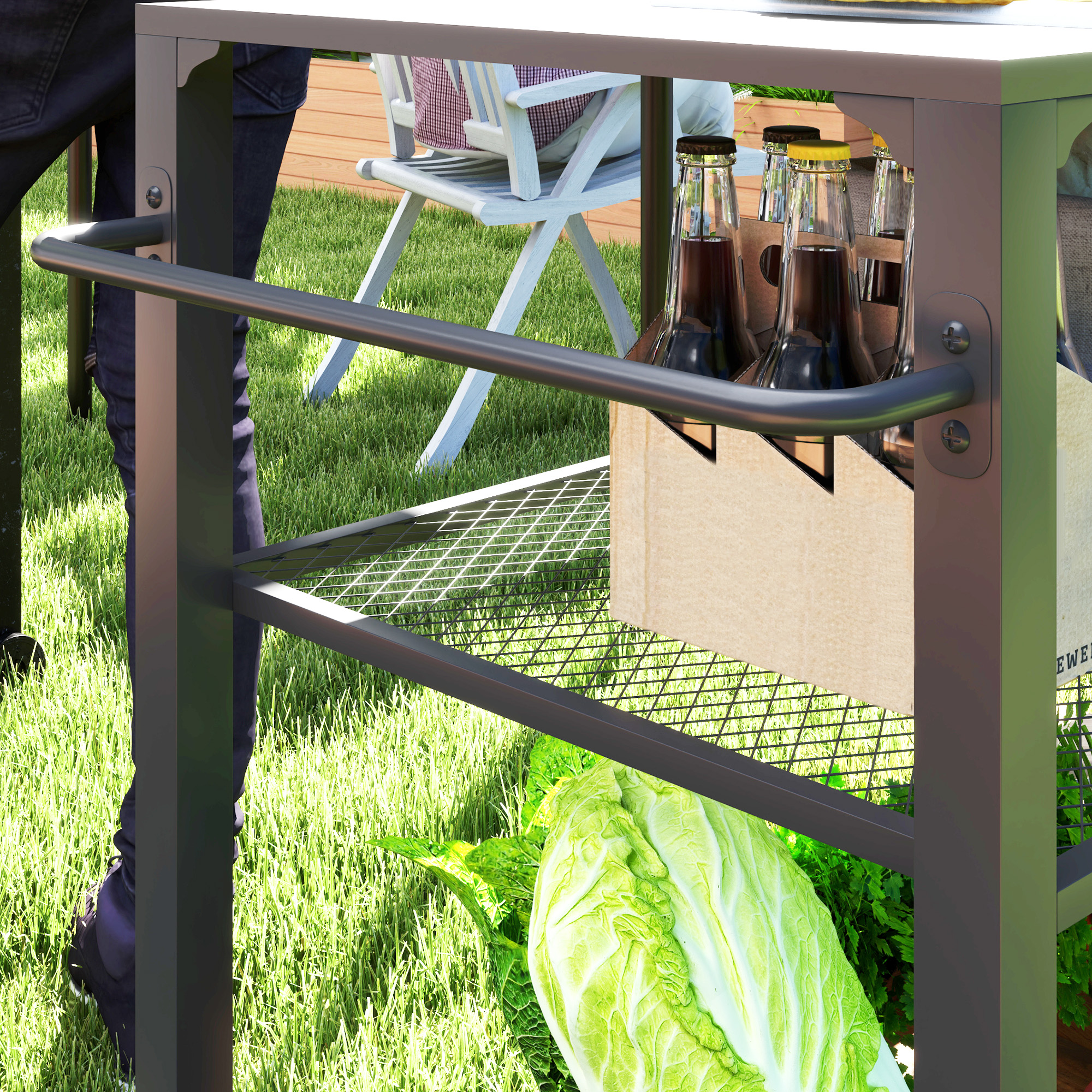 Un carrito de bar metálico al aire libre con bebidas y comida, en un área de césped.
