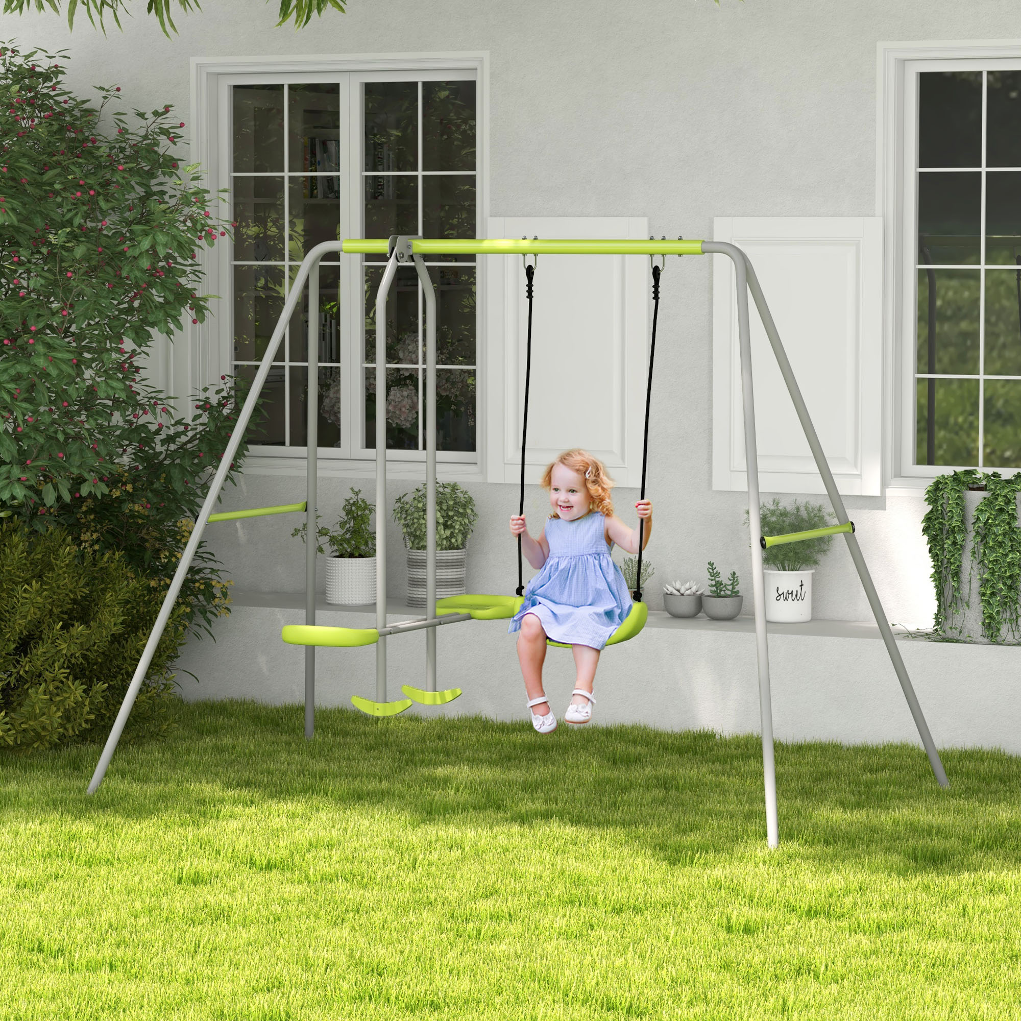Una niña en un columpio verde. El juego está en un jardín con una casa al fondo.