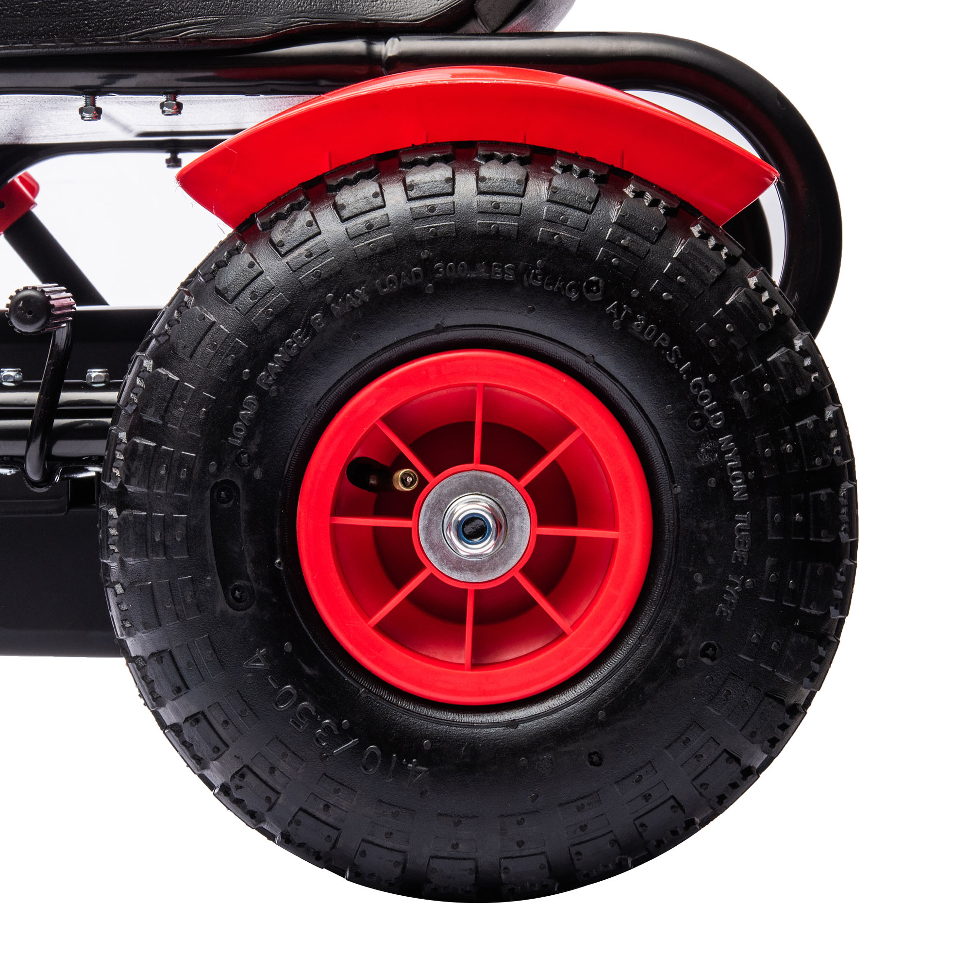 Primer plano de una rueda de go-kart roja. Es negra con detalles rojos y un neumático negro.