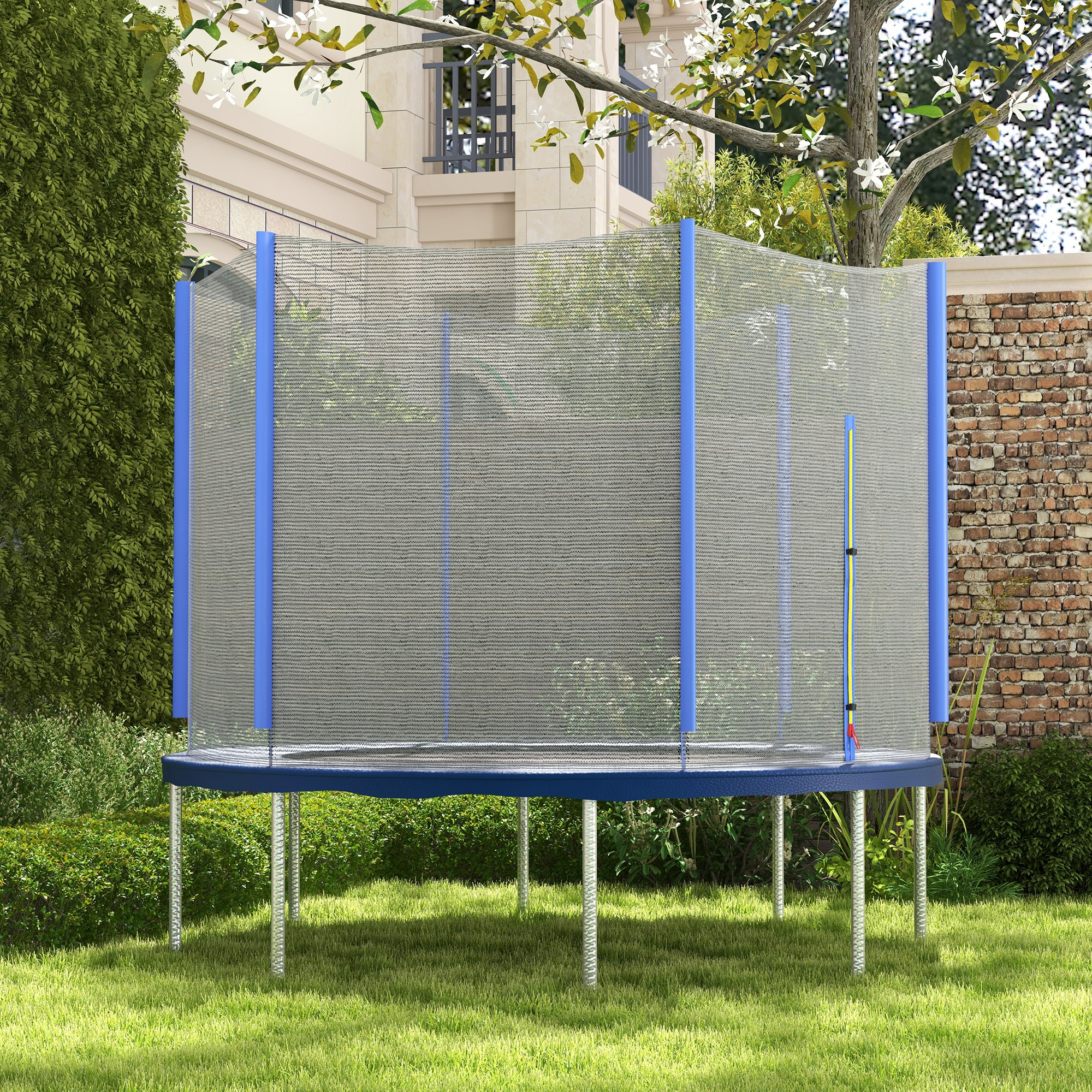 Cama elástica con red de seguridad en un jardín verde, con casa y árboles al fondo.