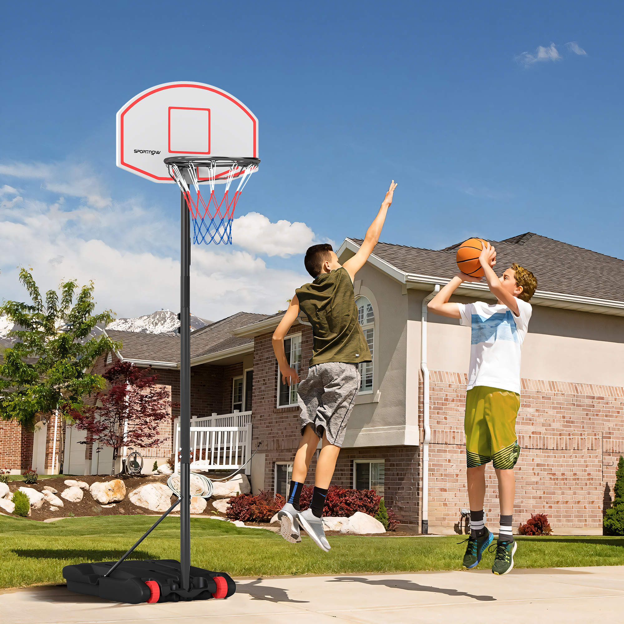 Dos chicos juegan al baloncesto en un día soleado. Uno salta para tirar, el otro observa.