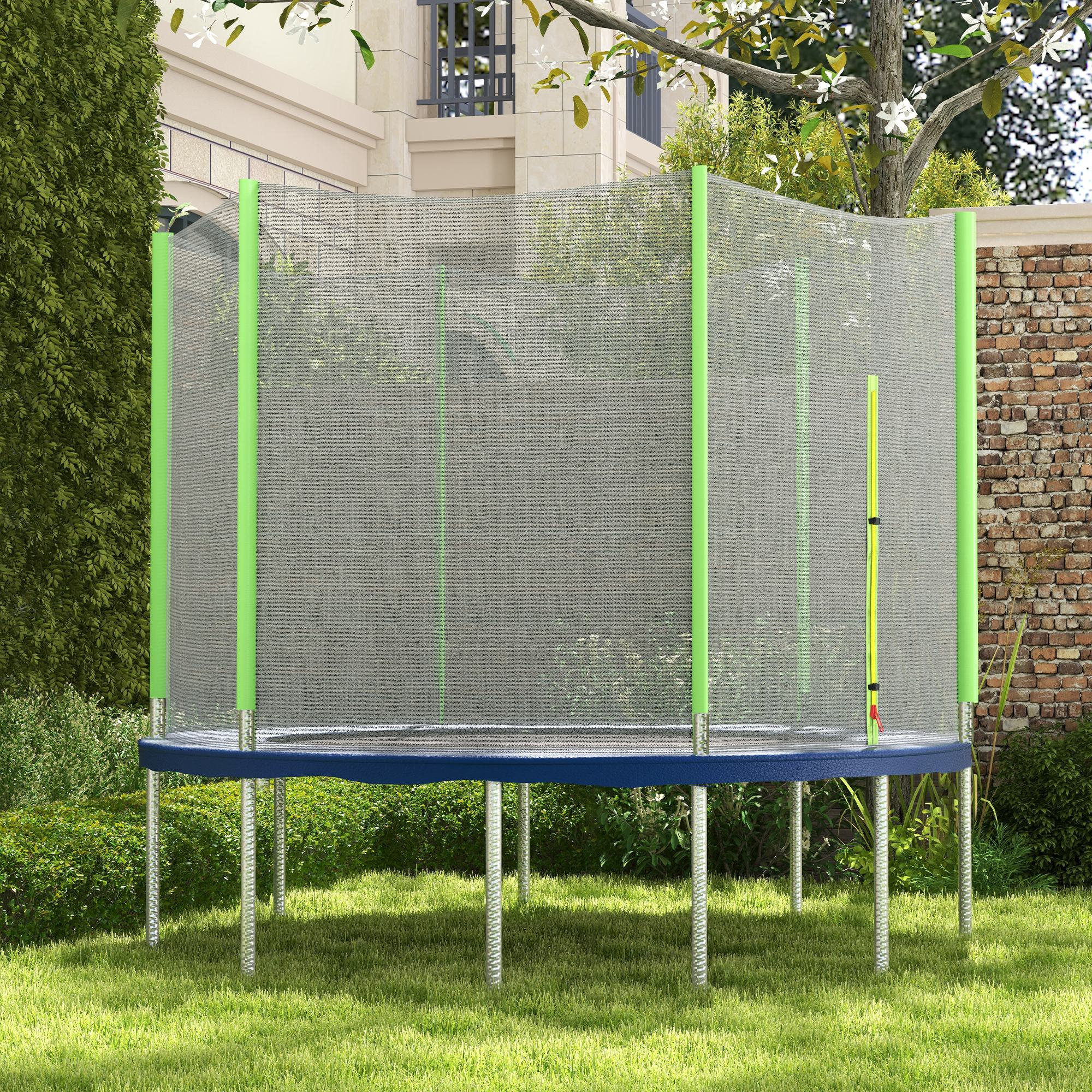 Un trampolín con postes verdes, un marco azul y una red de seguridad, sobre césped verde.