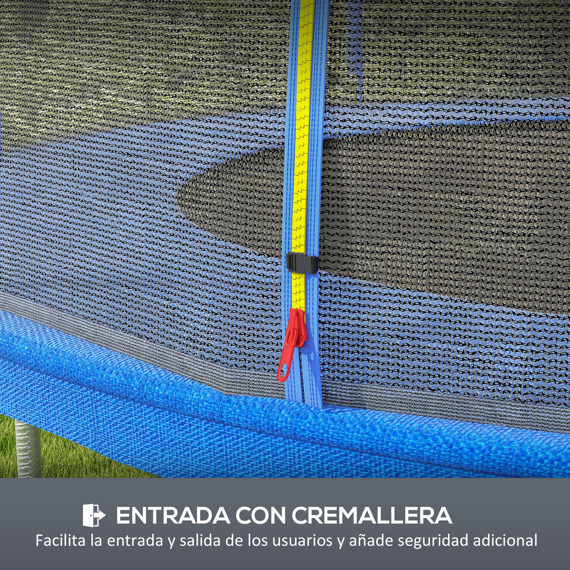 Primer plano de un trampolín azul con red de seguridad y entrada con cremallera. Se ve hierba.