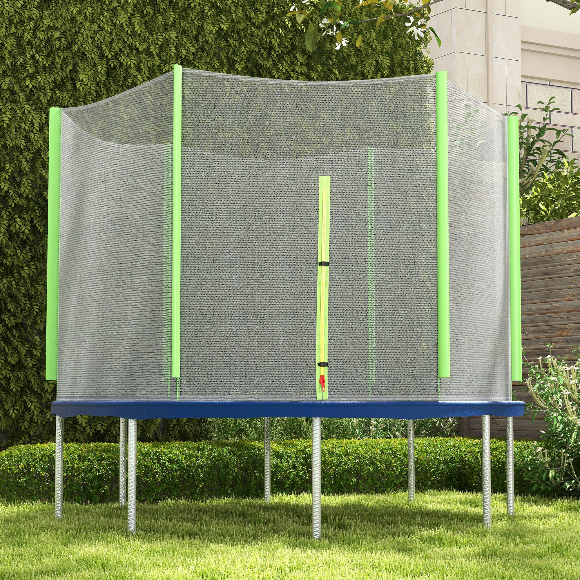 Un trampolín redondo en césped verde con red de seguridad y postes verdes. Fondo es un seto.