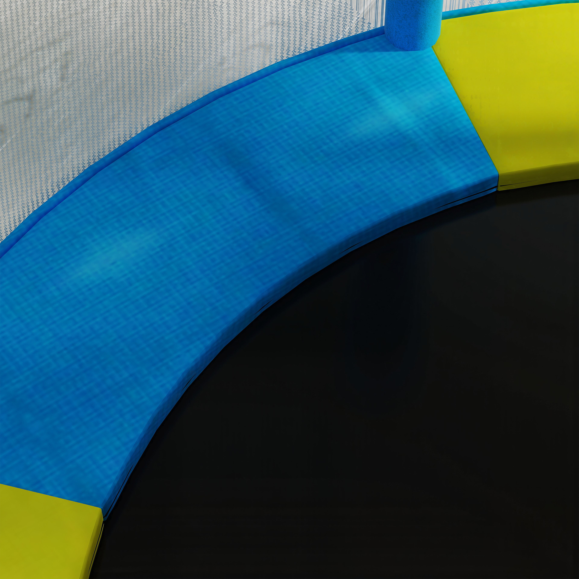 Vista de un trampolín, que muestra el acolchado protector azul y amarillo y una superficie de salto negra.