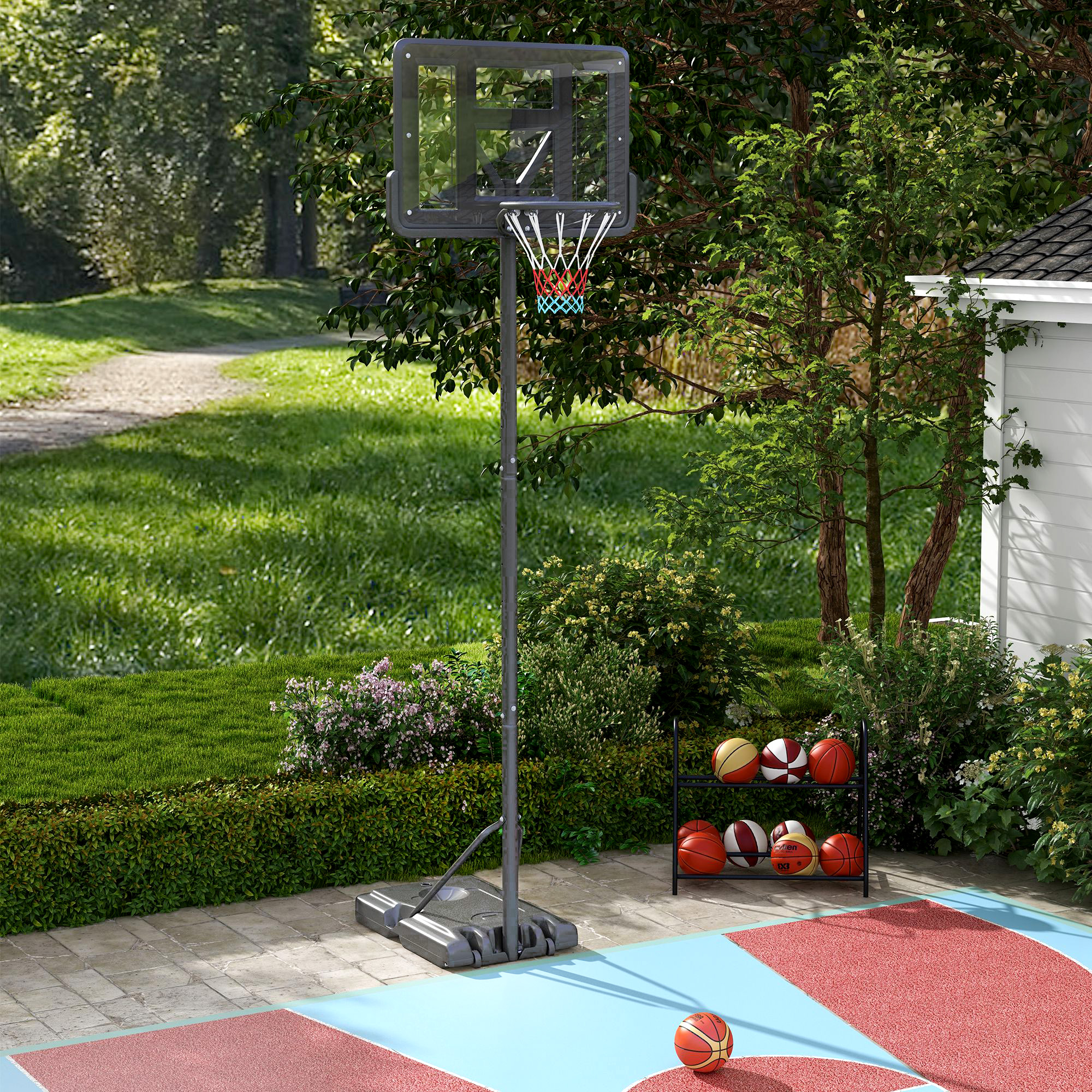 Canasta de baloncesto en cancha pavimentada con balones, rodeada de césped y árboles.