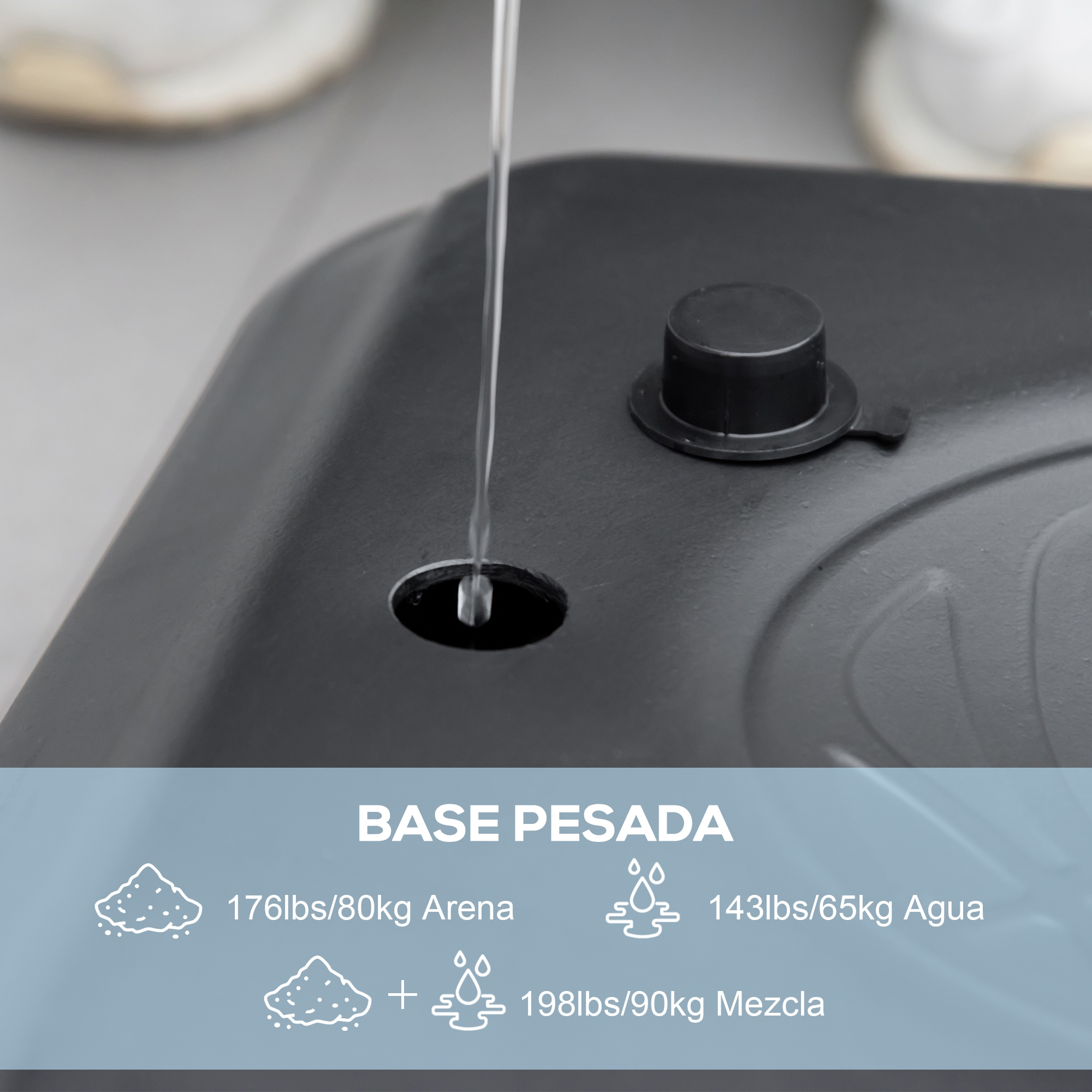 Agua vertiéndose en una base negra. El texto muestra la cantidad de arena, agua y mezcla que puede contener.