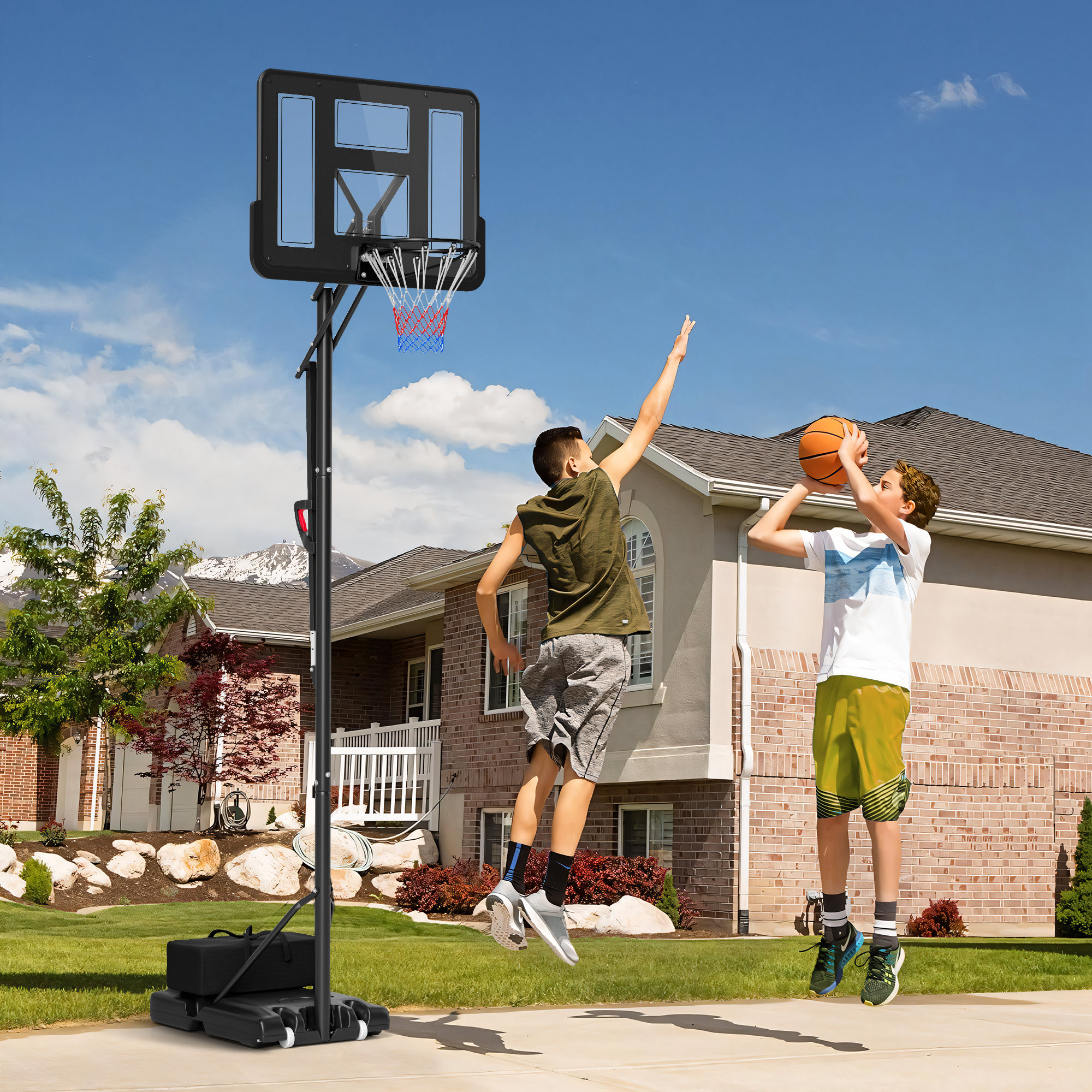 Dos chicos jugando al baloncesto; uno salta para tirar.
