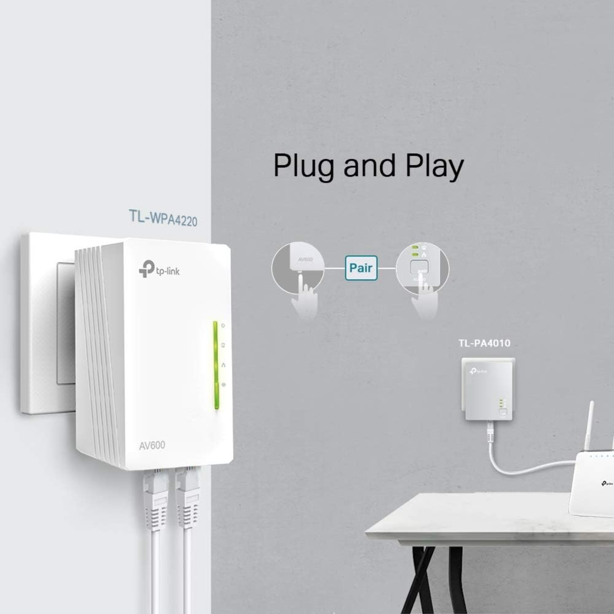 Weißer TP-Link-Powerline-Adapter in einer Steckdose, mit einem anderen.