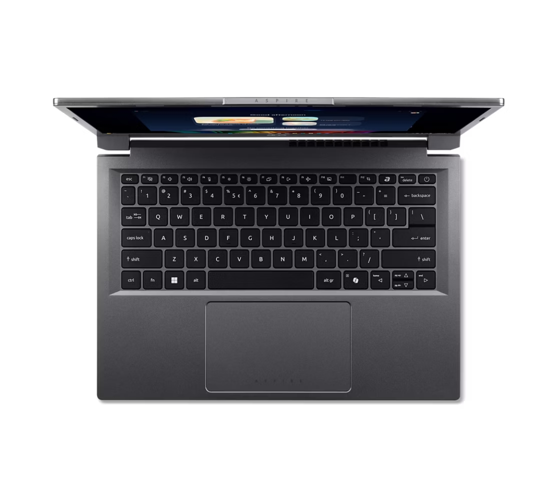 Laptop Acer aperto, vista dall'alto. Tastiera e touchpad visibili. Etichetta Aspire in basso. Isolato su bianco.