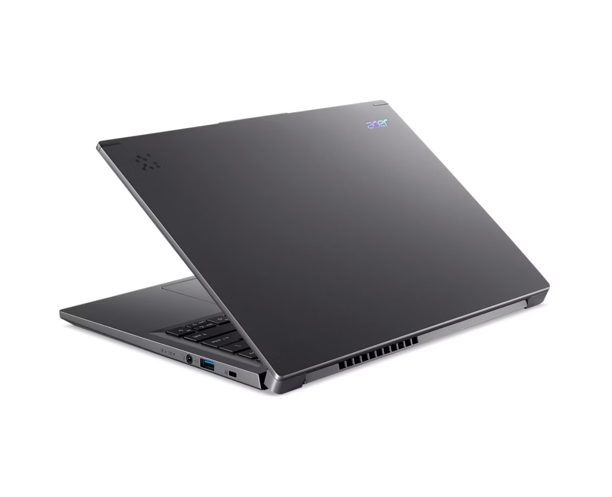Laptop Acer, grigio scuro, parzialmente aperto, su una superficie bianca.