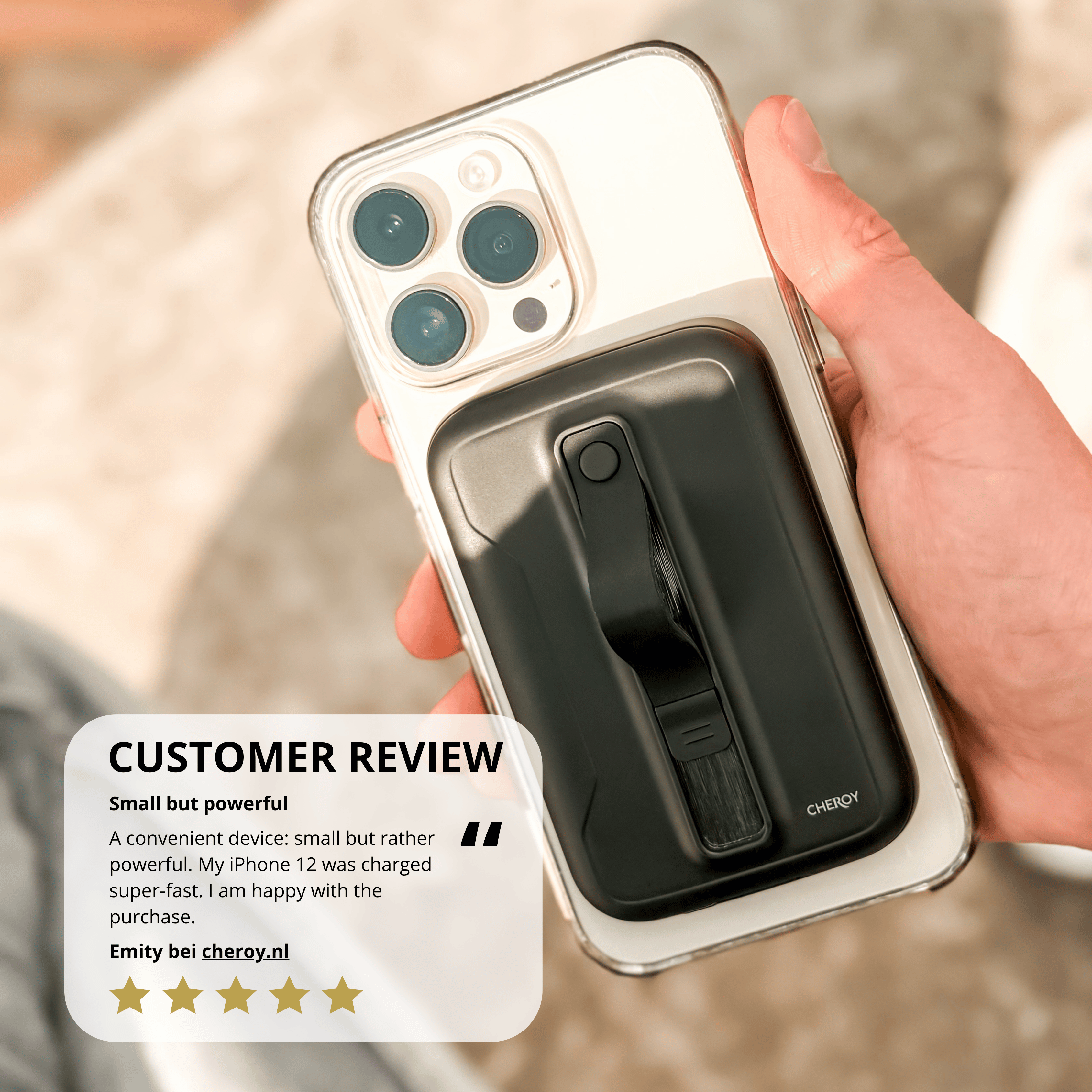 Hand hält Telefon mit schwarzem Powerbank-Gehäuse. Kundenrezension unten links.
