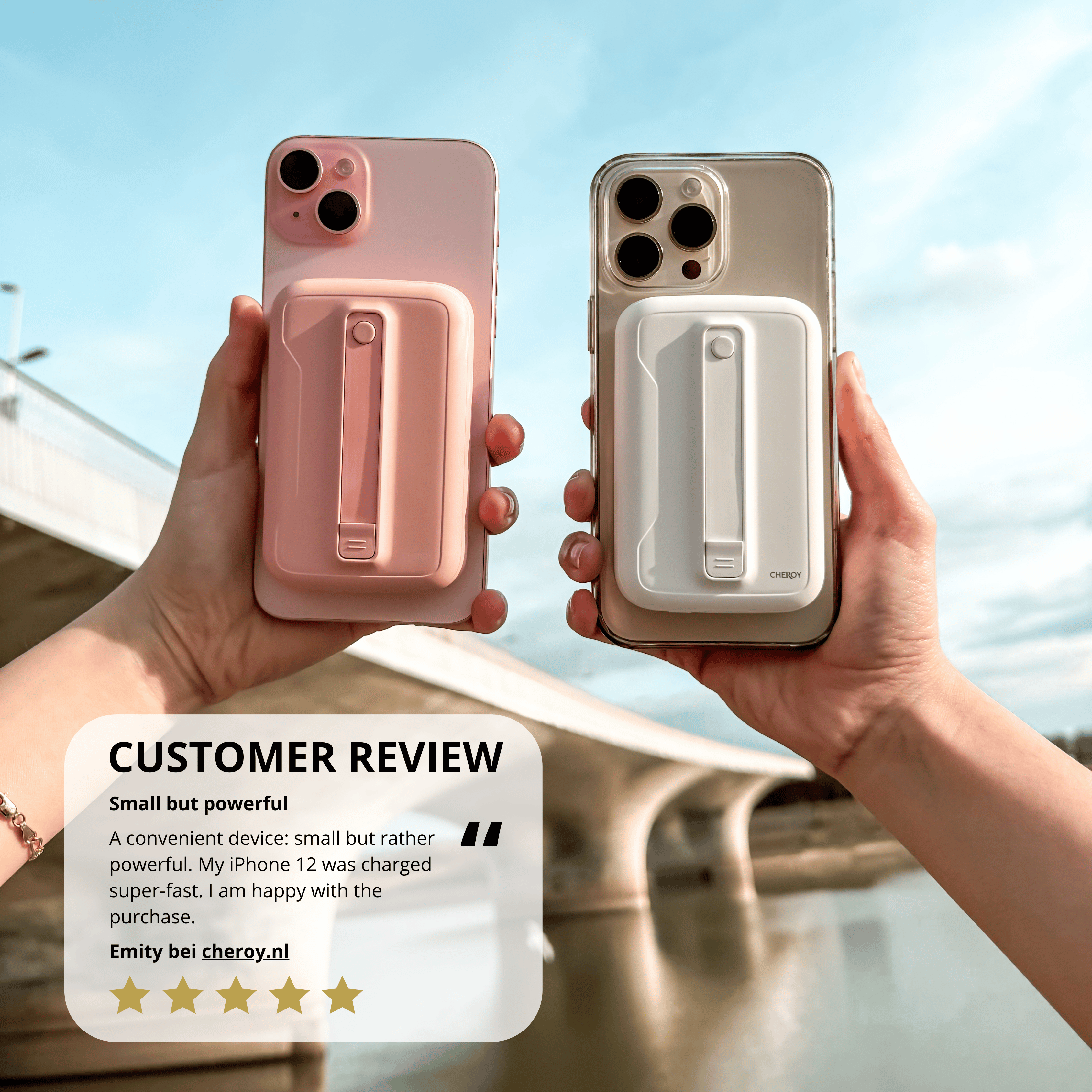 Zwei Hände halten Telefone mit Powerbank-Hüllen. Kundenrezension unten links.