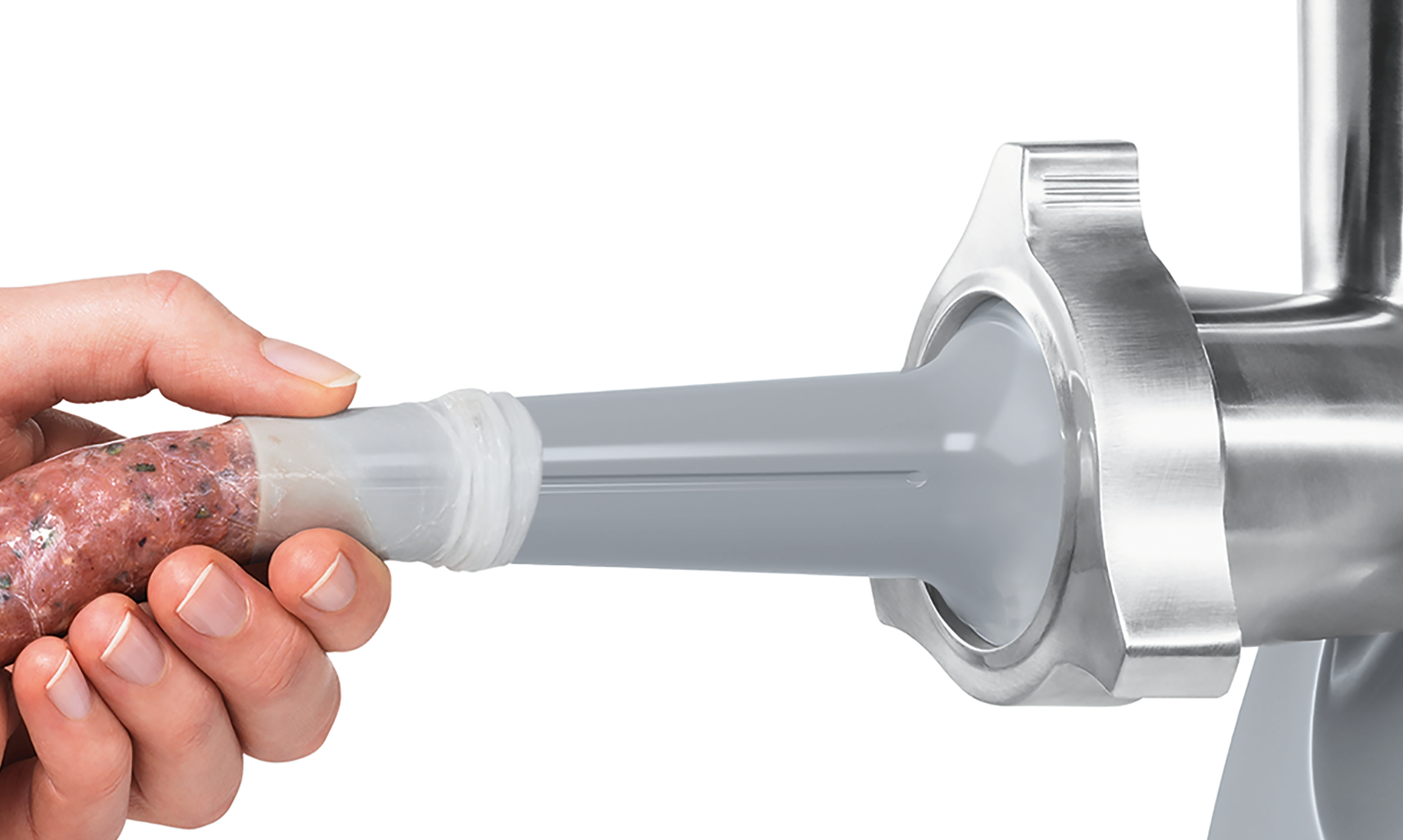 Ręka trzymająca kiełbasę, która jest wkładana do maszynki do mięsa.