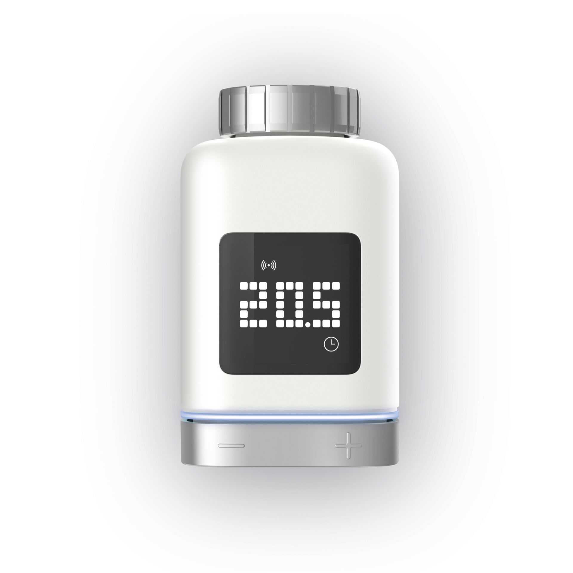 Ein weißes intelligentes Thermostat mit digitaler Anzeige. Mit silbernem Ober- und Unterteil.