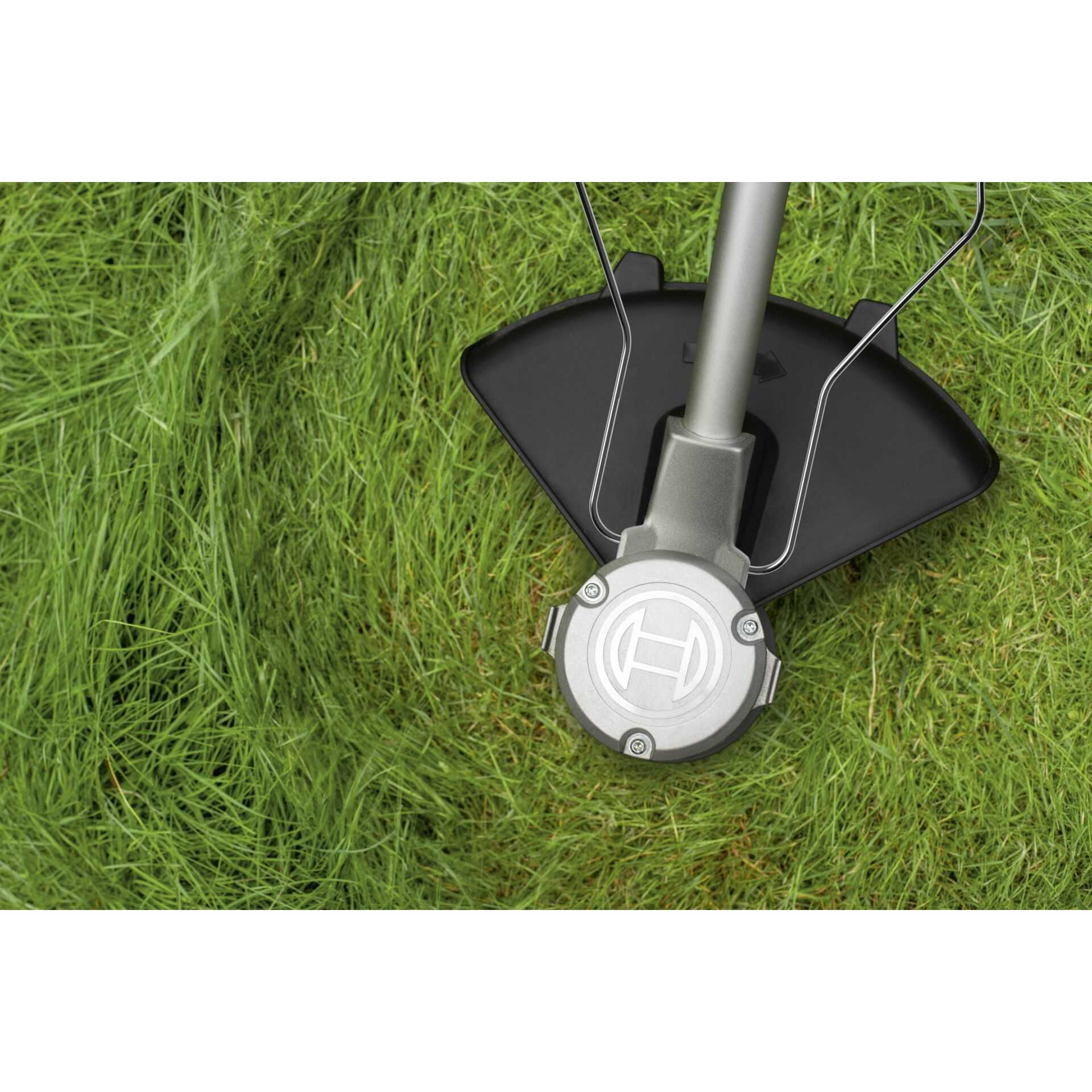 Kosiarka do trawy kosząca trawę, widok z bliska.