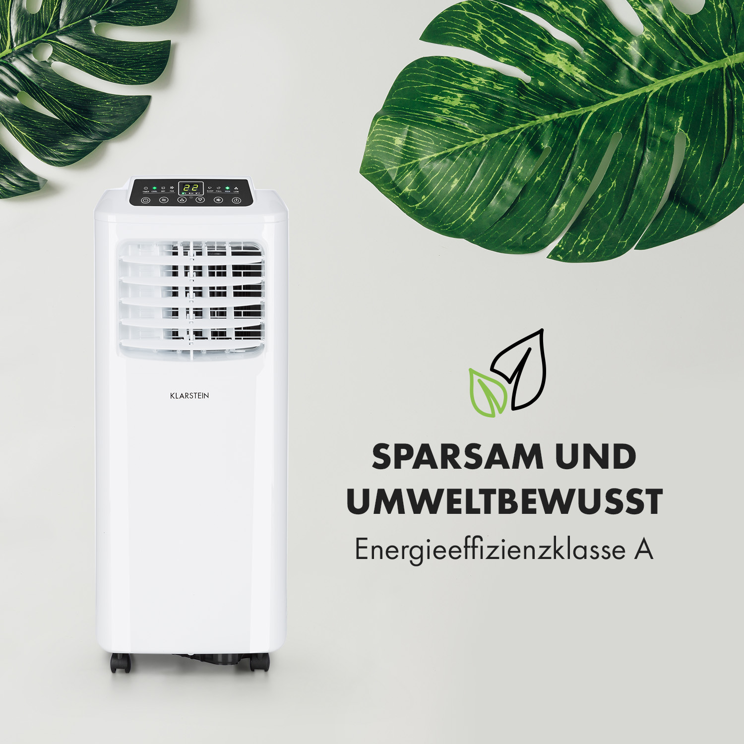 Un condizionatore bianco con display, foglia verde e testo 'SPARSAM UND UMWELTBEWUSST'.