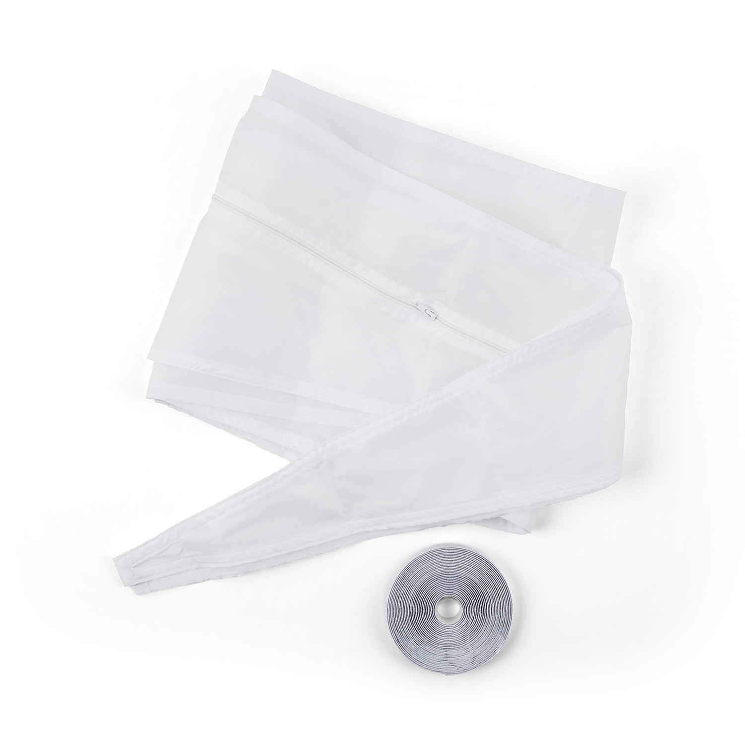 Tessuto bianco arrotolato con cerniera e rotolo di velcro su sfondo bianco.