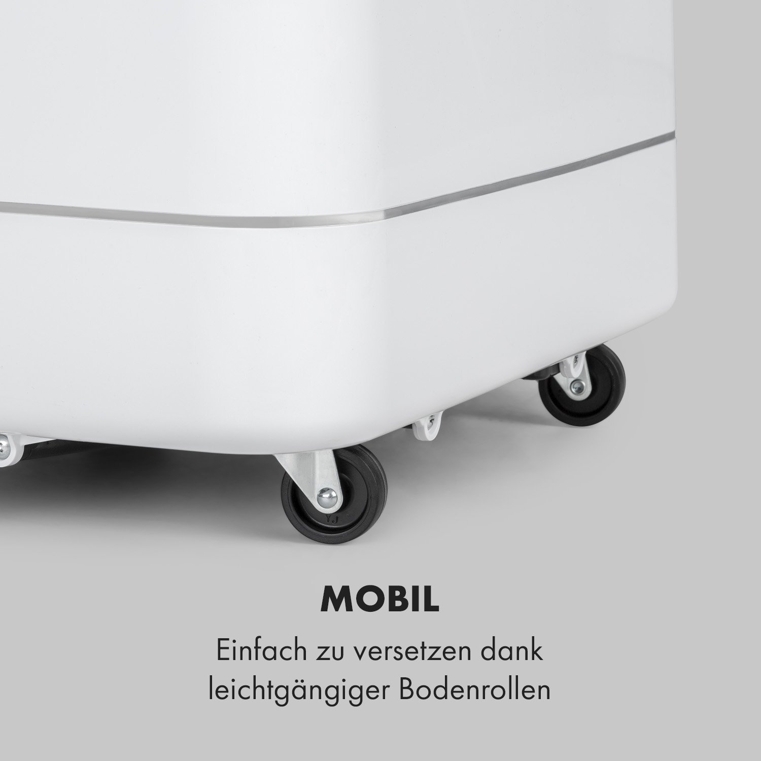 Nahaufnahme der Unterseite einer weißen Klimaanlage mit schwarzen Rollen für einfache Bewegung.