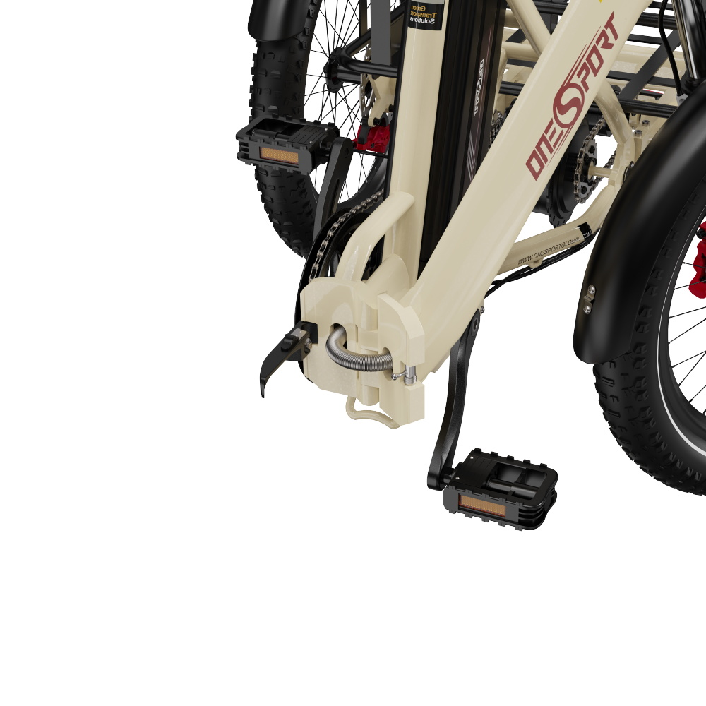 Nahaufnahme von Pedal und Rahmen eines beigen Elektrofahrrads. Schwarzes Pedal, beiger Rahmen, weißer Hintergrund.
