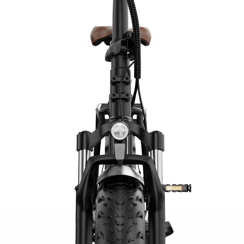 Vista frontale di una bici elettrica nera. Pneumatici, faro e telaio neri. Sfondo bianco, dettagli chiari.