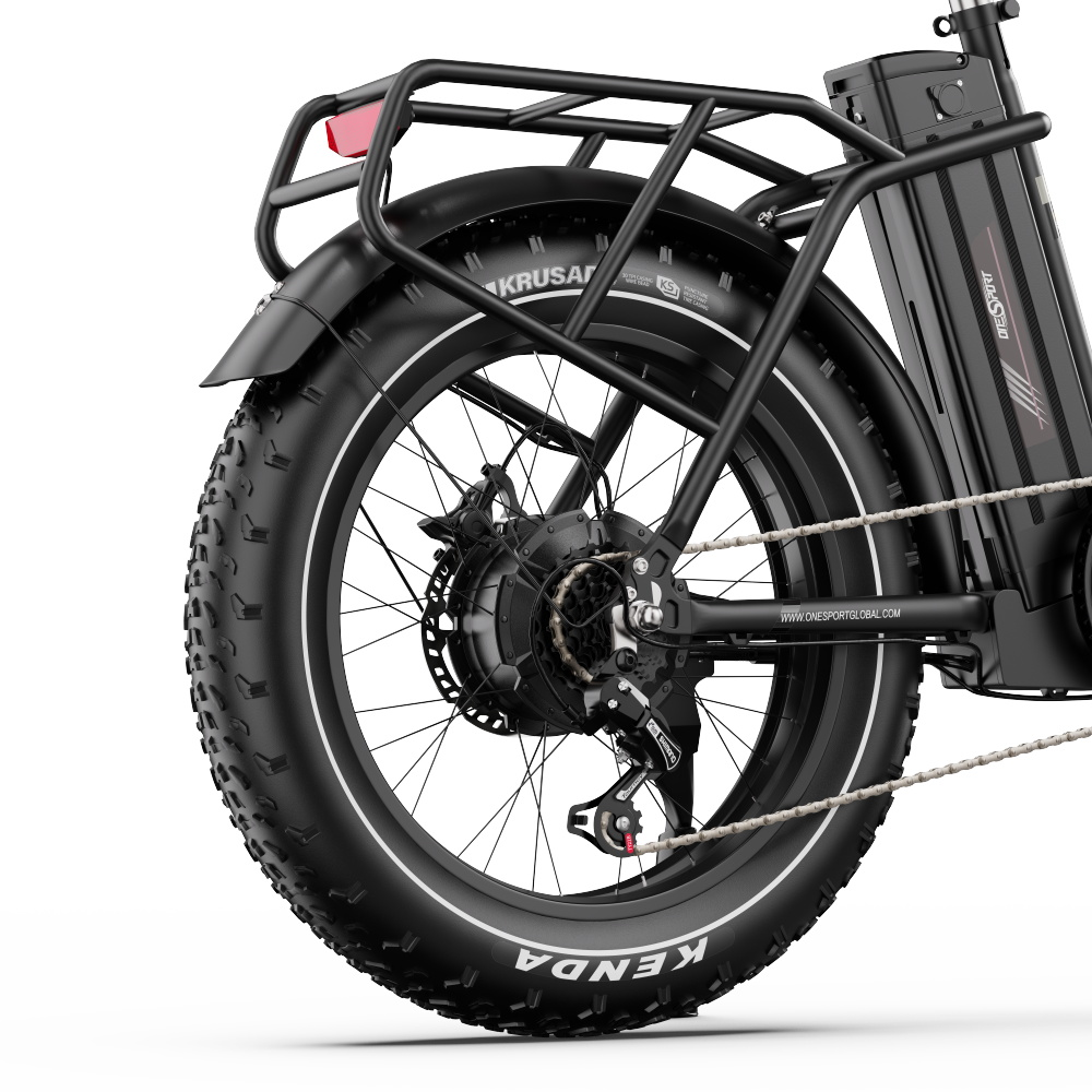 Primo piano della ruota posteriore di una bici elettrica nera con pneumatico largo. Marchio Kenda visibile.