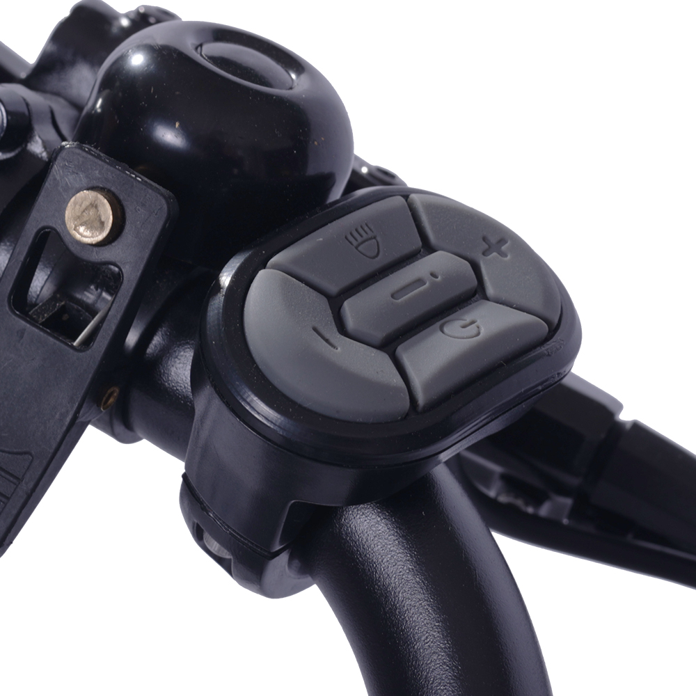 Zbliżenie czarnej kierownicy roweru z przyciskami sterowania, dzwonkiem i czarną konstrukcją.