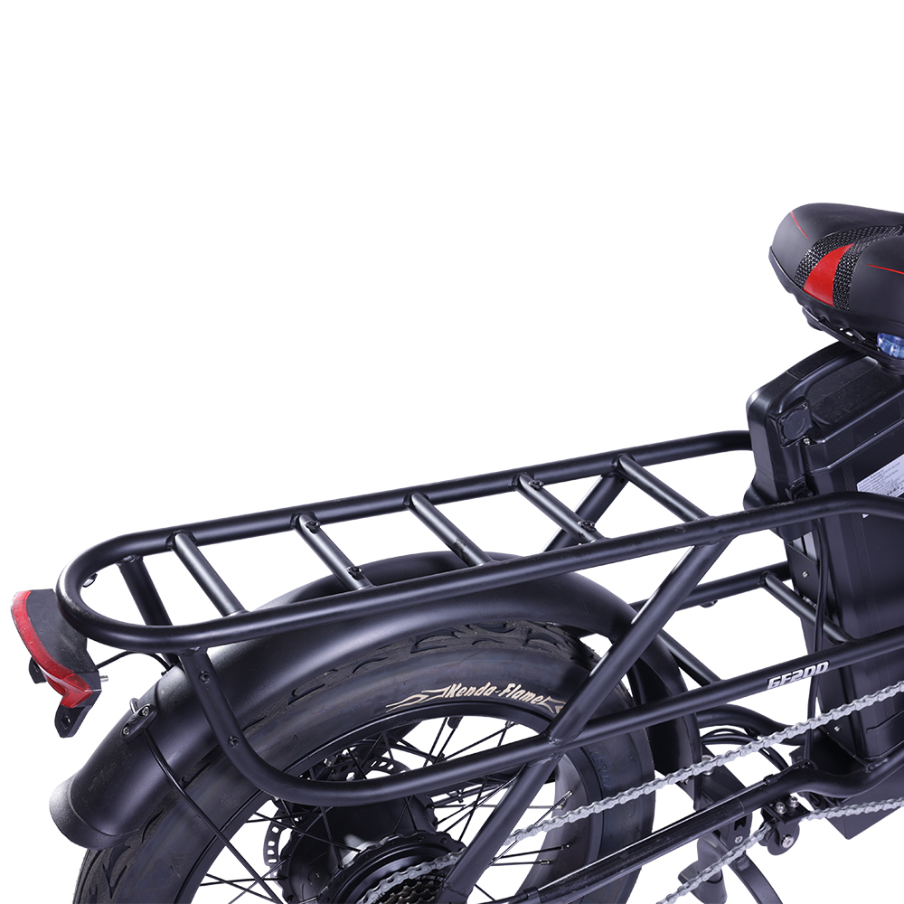 Zbliżenie tylnej części czarnego roweru elektrycznego. Pokazuje bagażnik, oponę, tylne światło i błotnik.