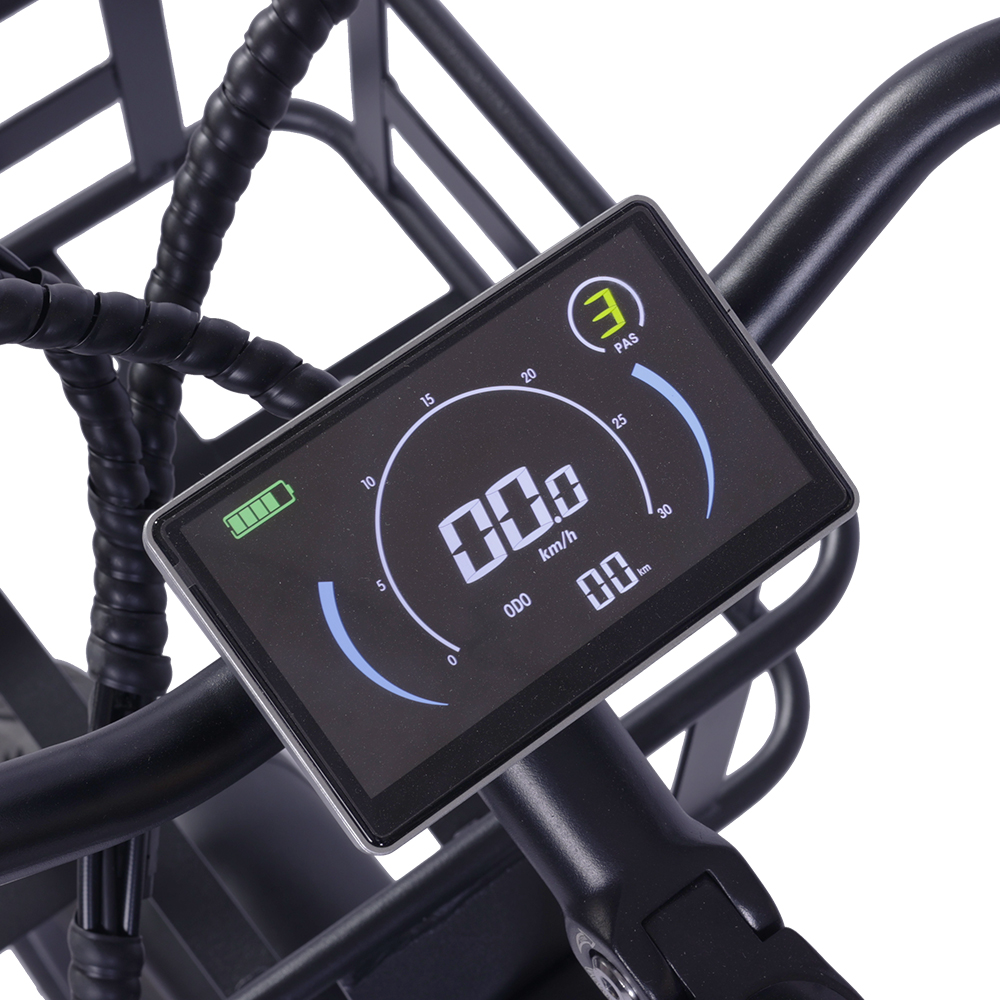 Zbliżenie wyświetlacza roweru pokazującego prędkość i poziom naładowania baterii, z widoczną kierownicą.