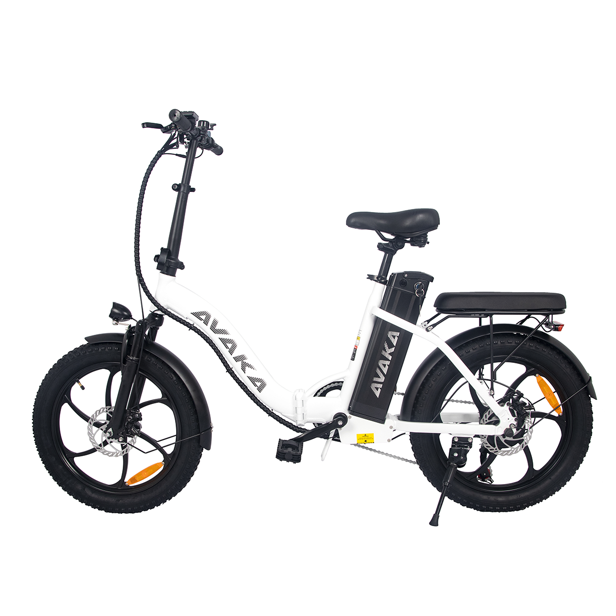 Biały e-rower AVAKA z czarnymi oponami i czarnym siedzeniem, widziany z boku, na białym tle.