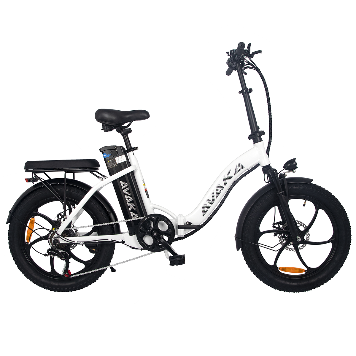 Biały e-rower AVAKA z czarnymi oponami, tylnym bagażnikiem i czarnym siedzeniem na białym tle.