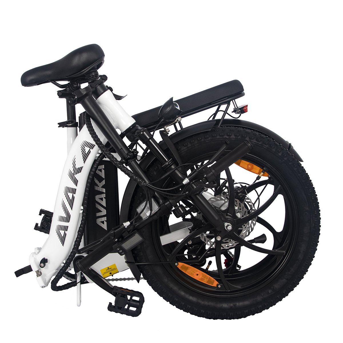 Biały e-rower AVAKA złożony do przechowywania, z czarnymi oponami i siedzeniem, na białym tle.