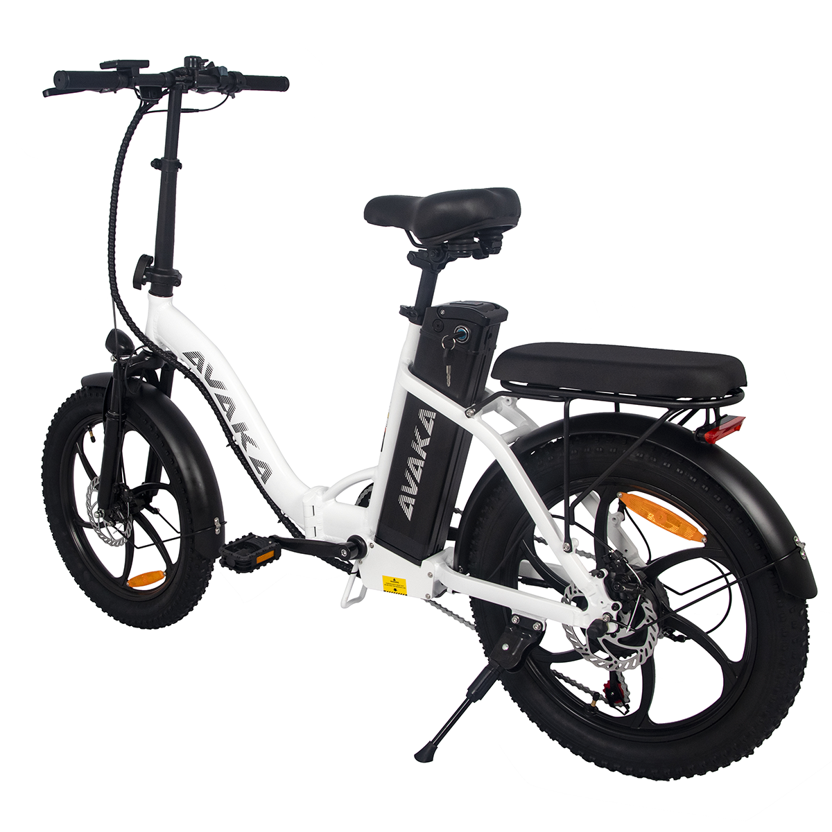 Biały rower elektryczny z czarnymi oponami, siedzeniem i komponentami na białym tle.