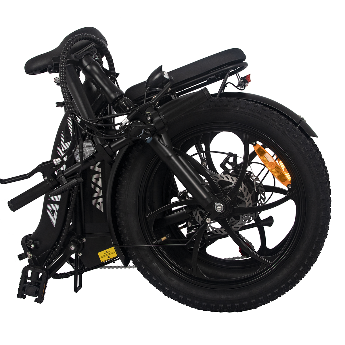 Czarny składany rower elektryczny, złożony. Czarne opony i rama. Białe tło.