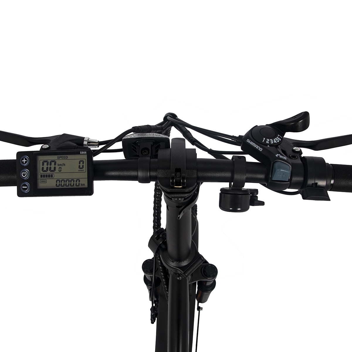 Zbliżenie kierownicy roweru elektrycznego. Wyświetlacz pokazujący prędkość i inne dane. Białe tło.